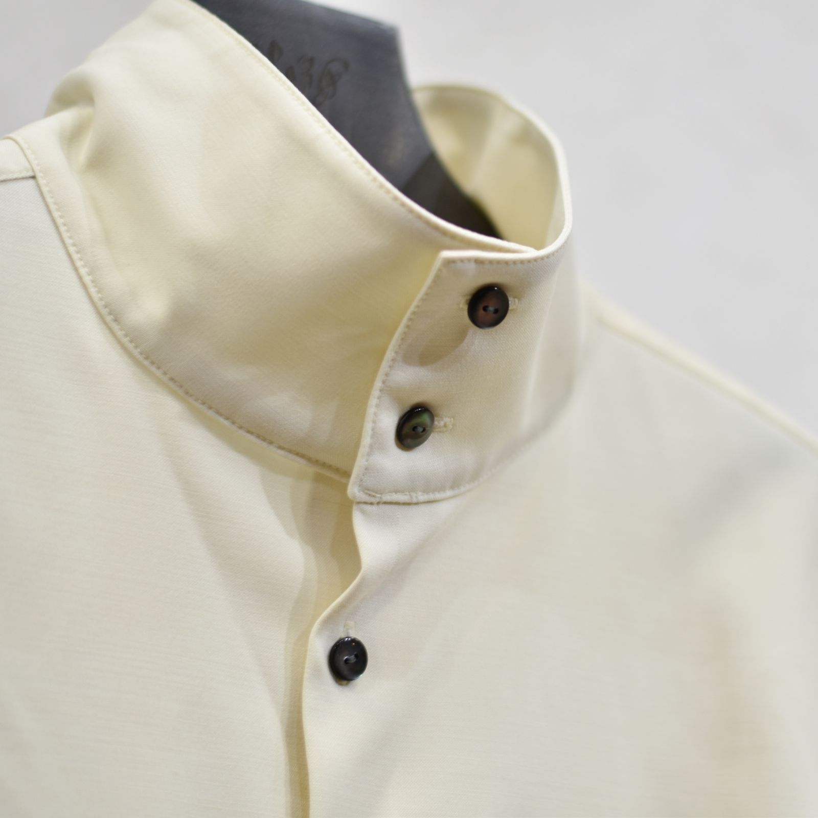 stand neck crevice shirt (WHITE) / スタンドネック サイドスリット シャツ