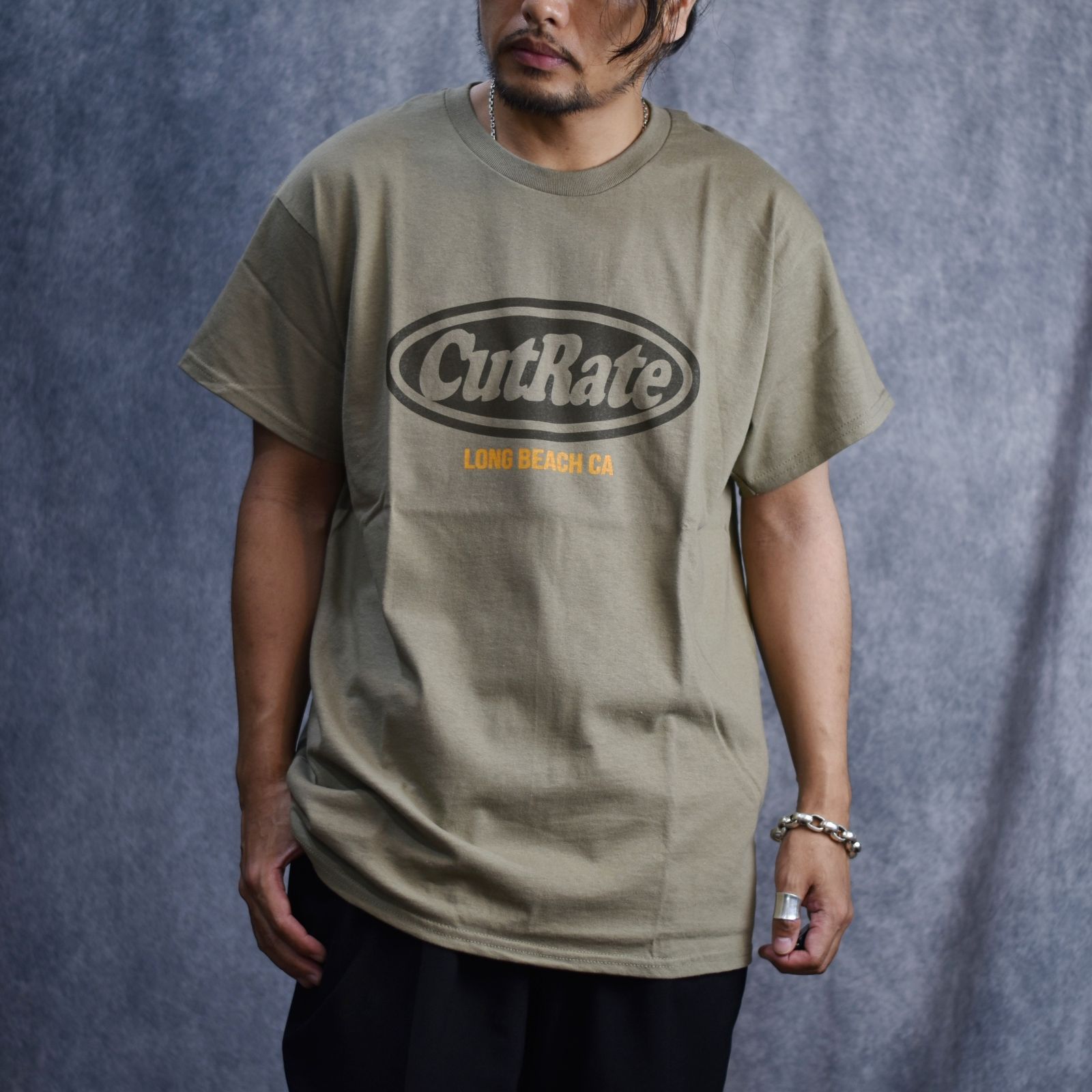 CUTRATE LOGO S/S TEE (PRAIRIE DUST) / プリントTシャツ