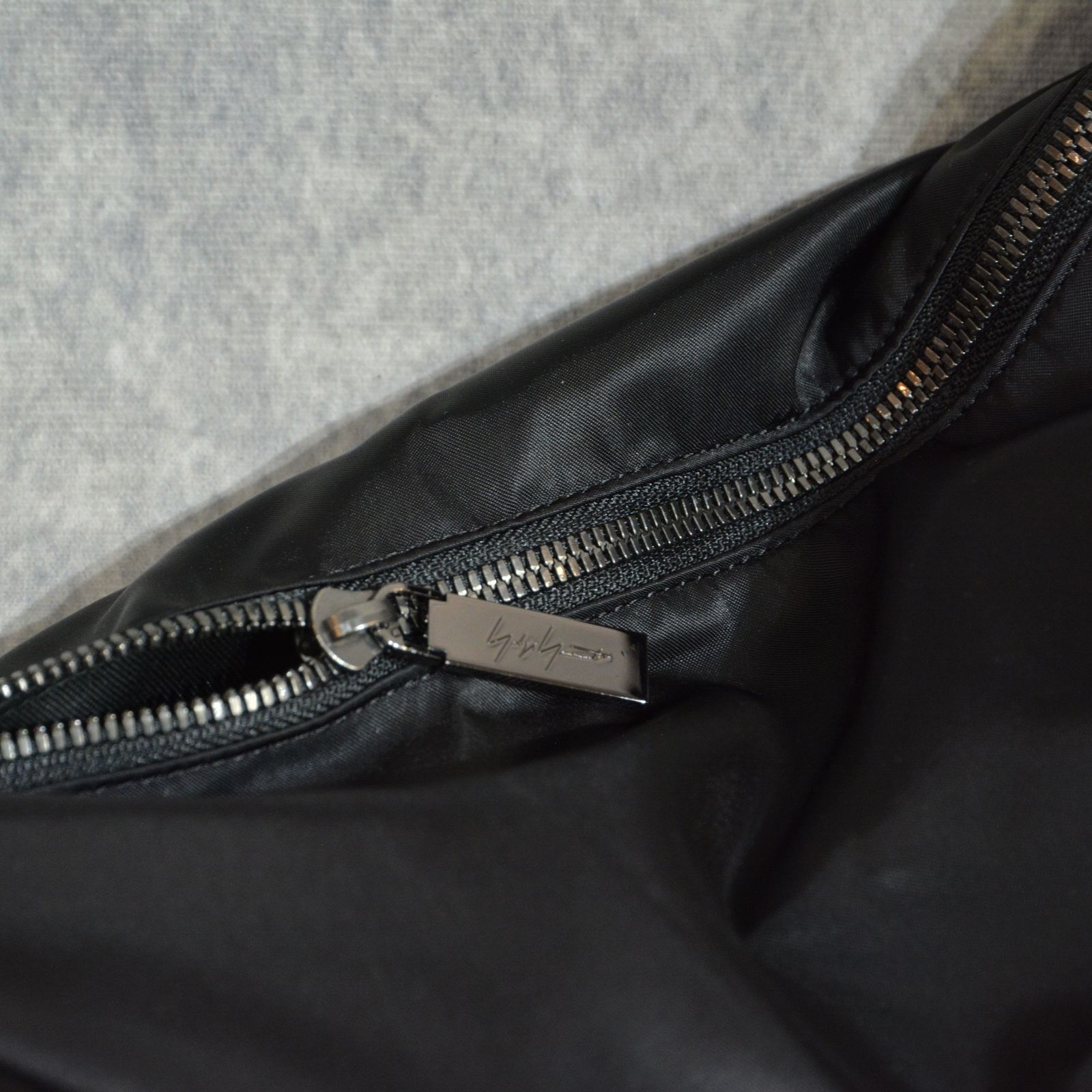 CRESCENT BAG (BLACK) / ナイロン バッグ （ブラック） DK-I34-830-2-02