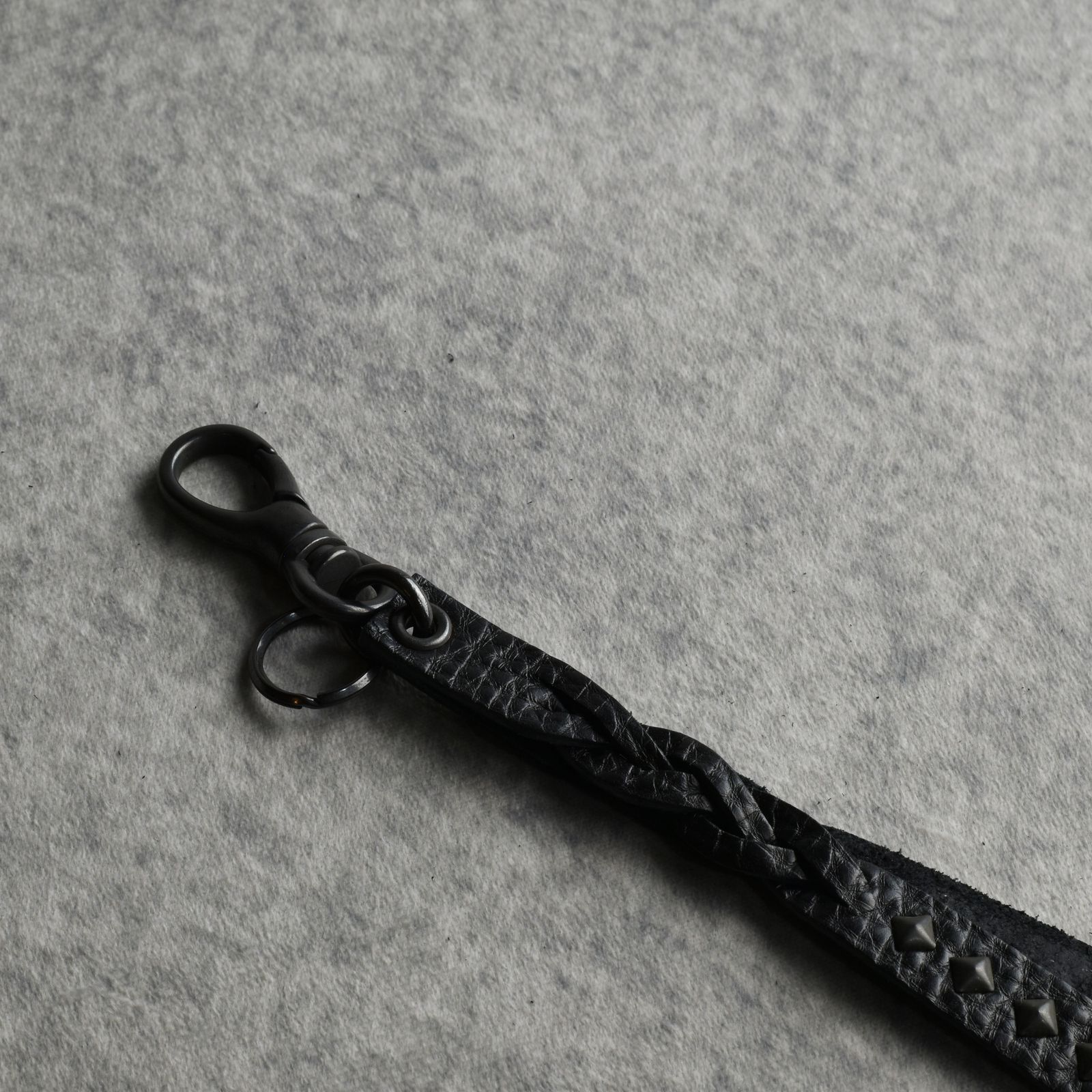 STUDS & KNITTING LEATHER SHORT KEY RING ＜TYPE A＞ (BLACK/BLACK) / スタッズレザー 編み込みレザー ショートタイプ キーリング キーホルダー