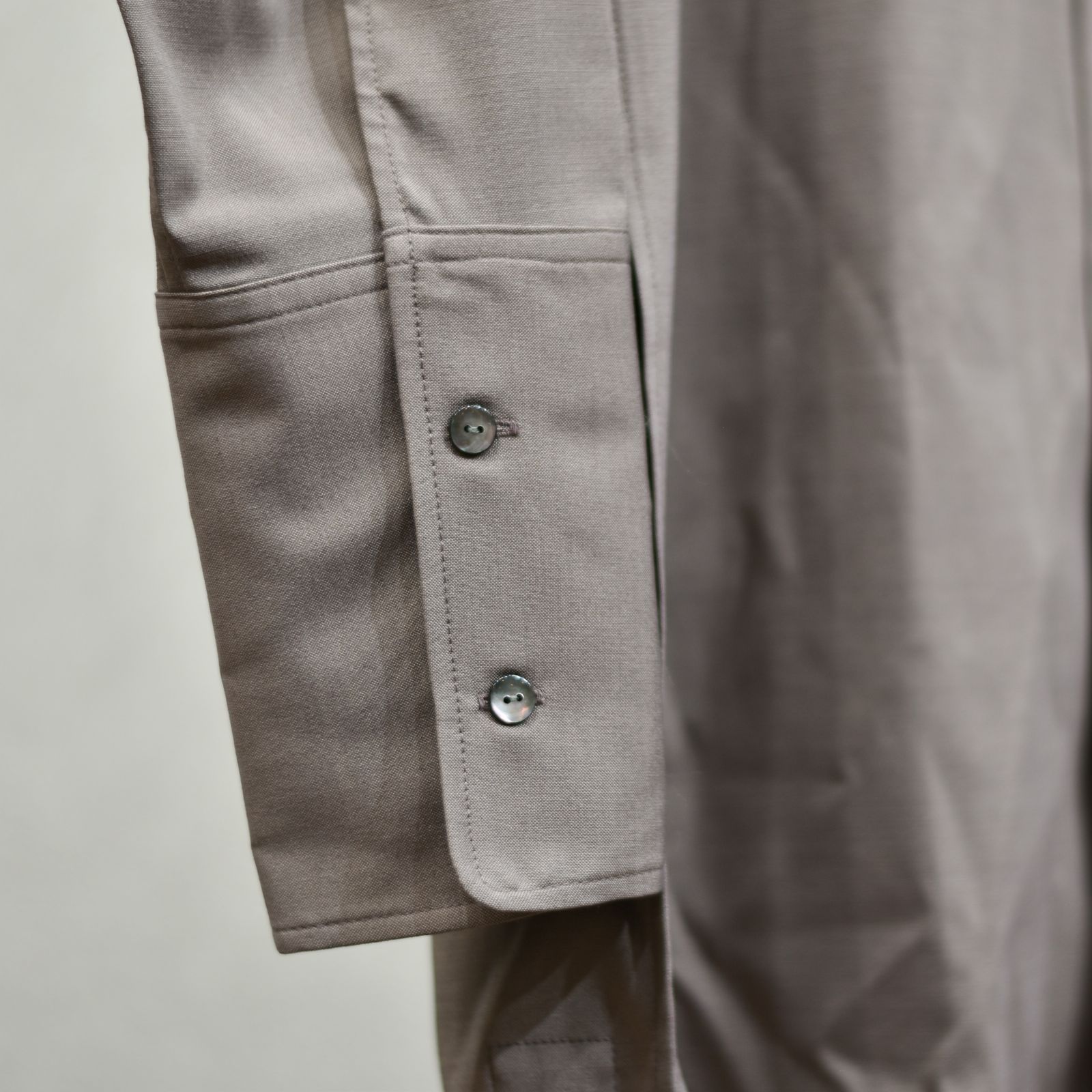 stand neck crevice shirt (AZUKI) / スタンドネック サイドスリット シャツ