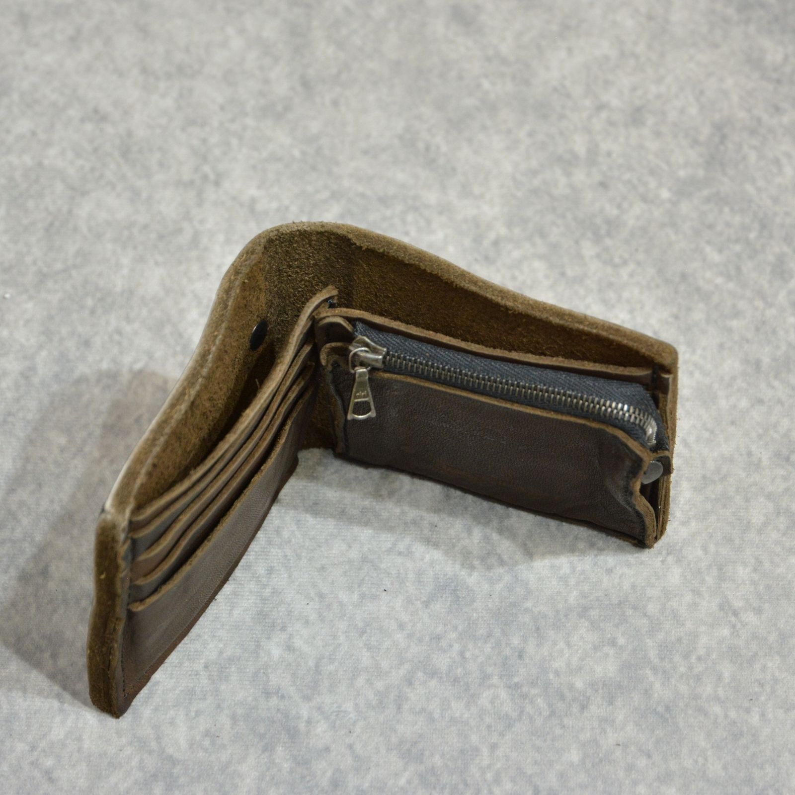 ジャパンショルダー 製品染め二つ折り ウォレット （KHAKI / カーキ） 318-39