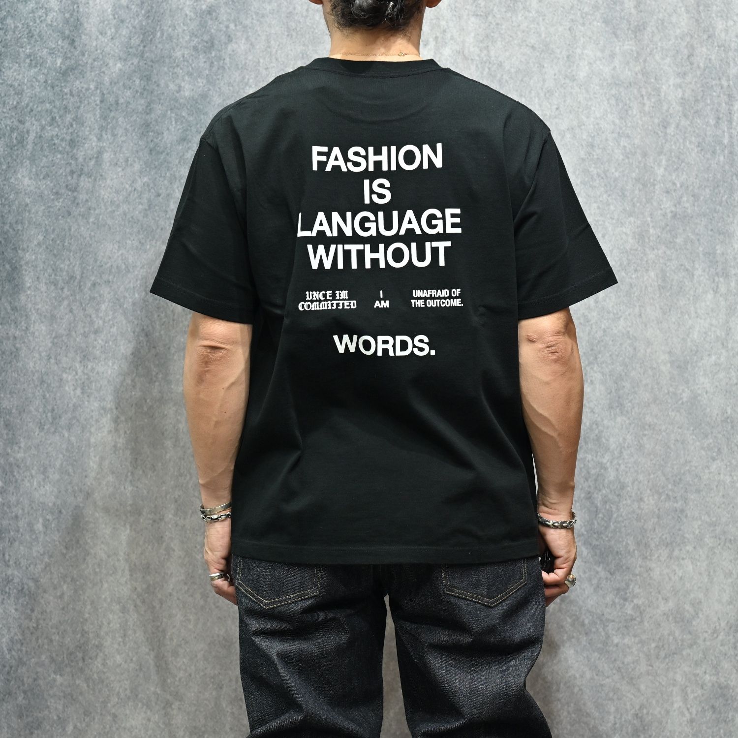 FASHION IS LANGUAGE TEE （BLK） プリント Tシャツ （ブラック）｜MDFBF08401