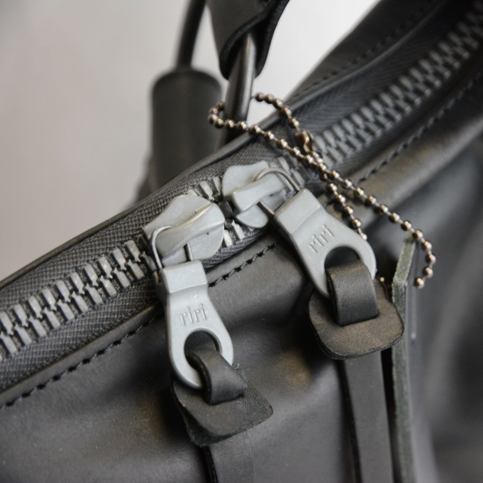 GUIDI オイルカーフ ショルダーバッグ （ブラック）