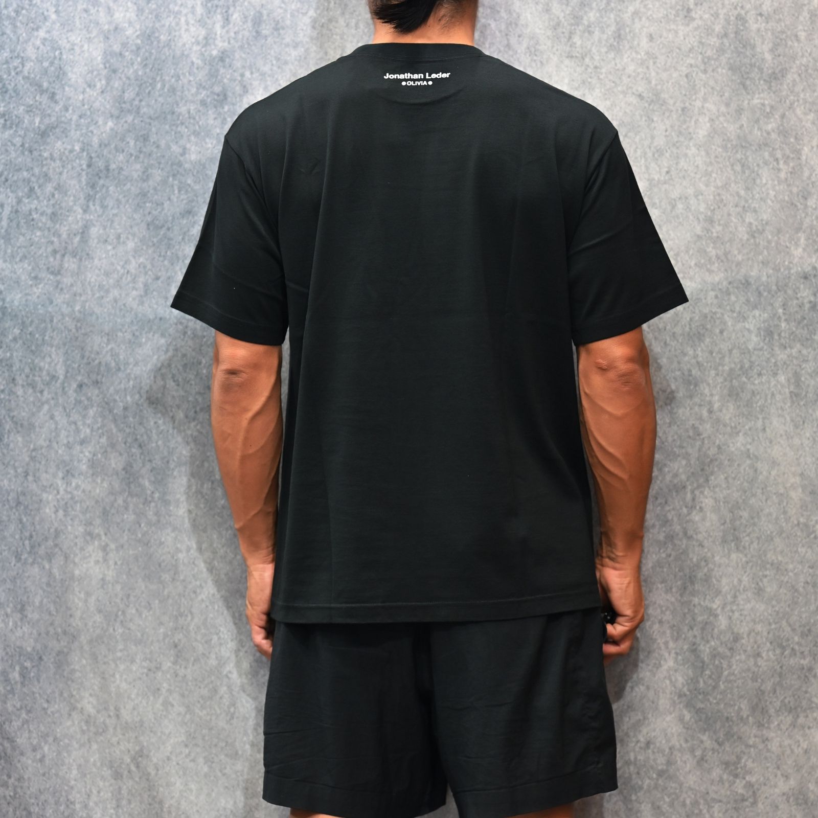 Jonathan Leder × Stie-lo "OLIVIA" Crewneck T-SH （BLACK） / プリントTシャツ （ブラック） 25MND-STL004
