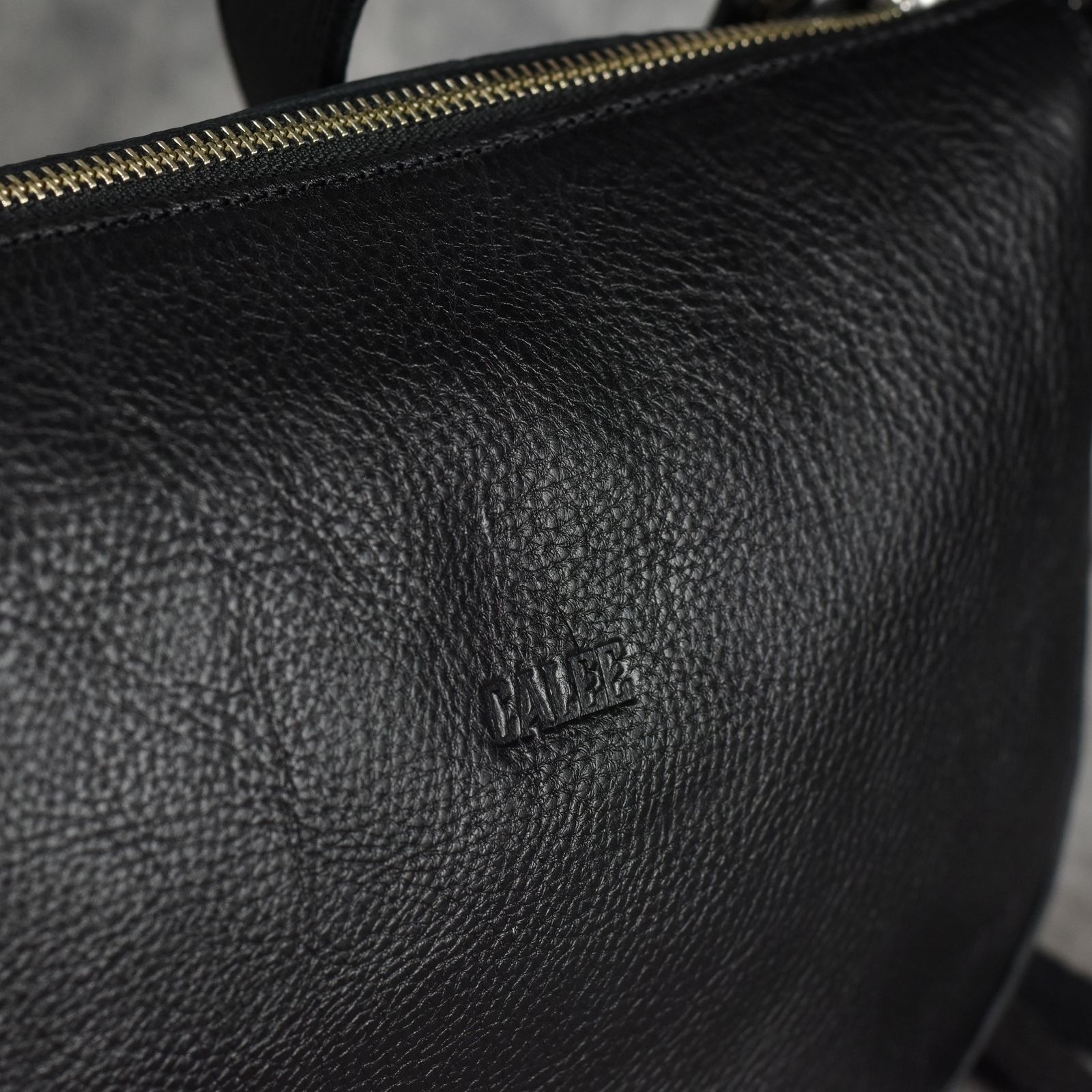 CALEE - STUDS LEATHER SHOULDER BAG <REGULAR> (BLACK CALEE - STUDS LEATHER SHOULDER BAG <REGULAR> (BLACK