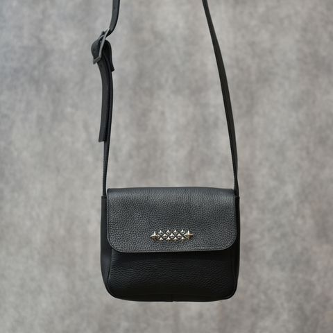 STUDS LEATHER SHOULDER POUCH BAG (BLACK)｜スタッズ レザー ショルダーポーチ バッグ｜CL-26SS004LE