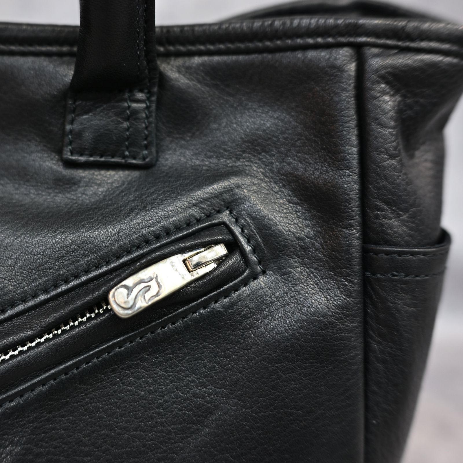 PC RIDERS LEATHER TOTE BAG S W / LOVE & PEACE SILVER (BLACK)｜レザートート バッグ （ブラック） PC-017-3696-10