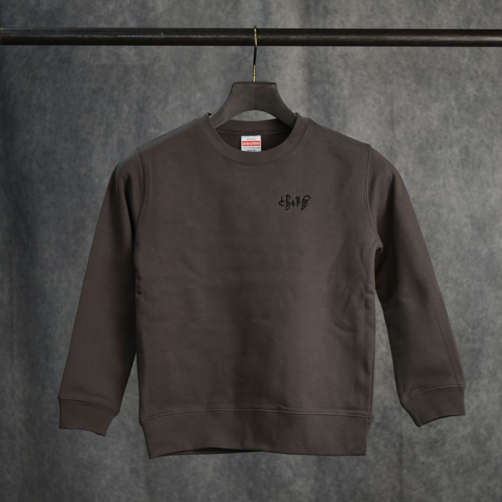 【KIDS】 "chord" EMBROIDERY 10.0OZ CREW NECK SWEAT (CHARCOAL) / ロゴ刺繍 10.0オンス クルーネック スウェット (チャコール)