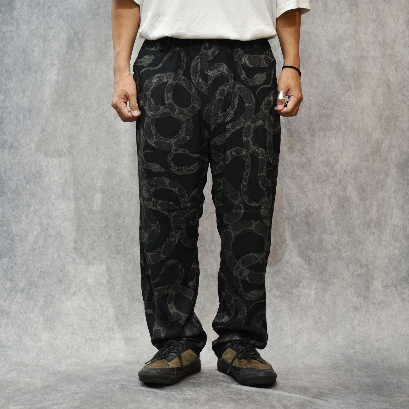 ALLOVER SNAKE PATTERN EASY TROUSERS ＜EXCLUSIVE＞ (BLACK) / スネーク柄 イージーパンツ