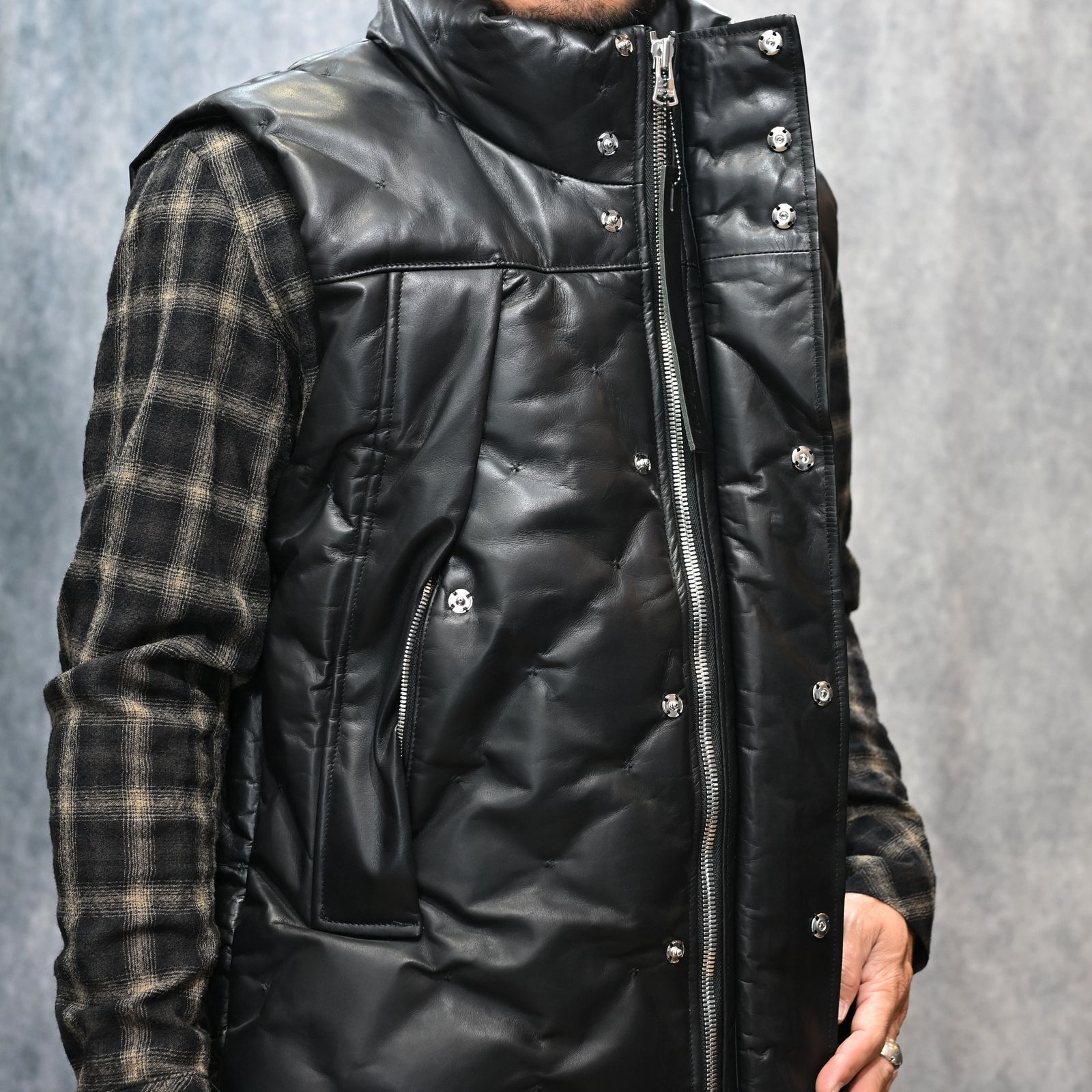 ファニチャーレザー + ポーランドホワイトグース ダウンベスト （BLACK / ブラック） 2031-13