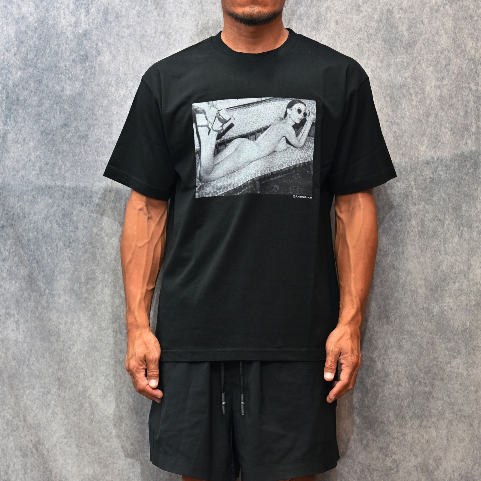 Jonathan Leder × Stie-lo "OLIVIA" Crewneck T-SH （BLACK） / プリントTシャツ （ブラック） 25MND-STL004
