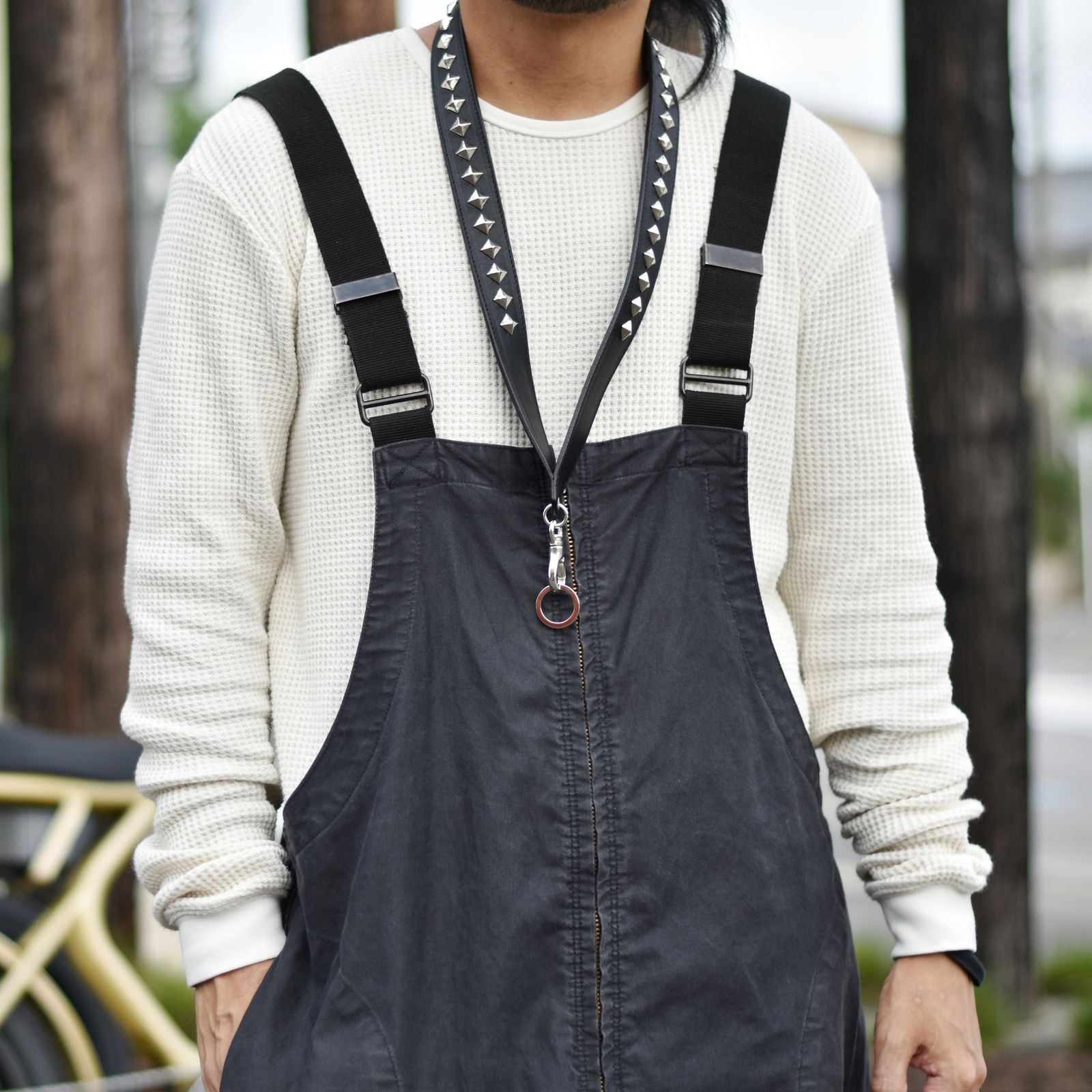 CALEE - STUDS LEATHER NECK STRAP (BLACK) / スタッズ ネック