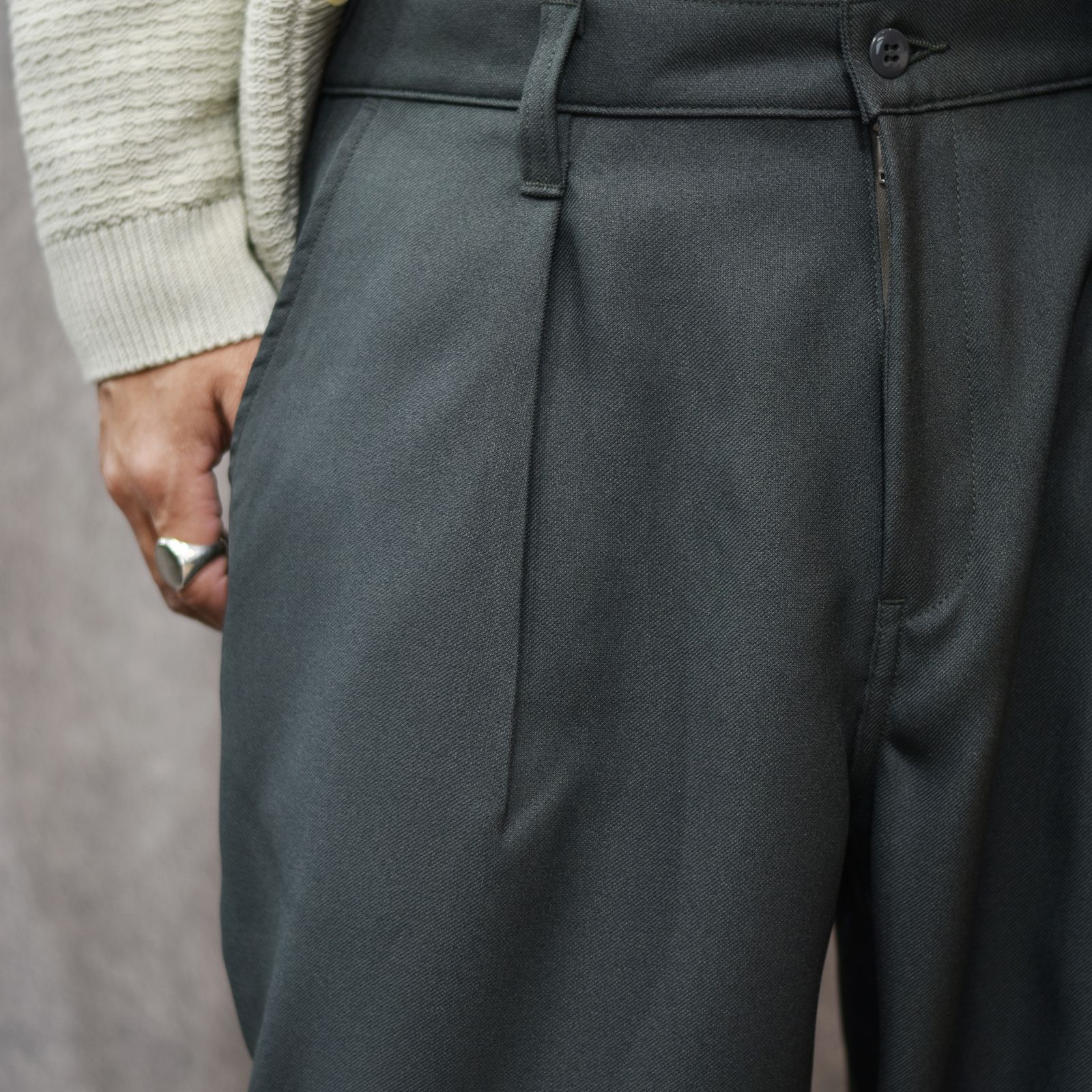 ST-P TUCK SLACKS (CHARCOAL)｜スタプレ タック スラックス｜CL-26SS008