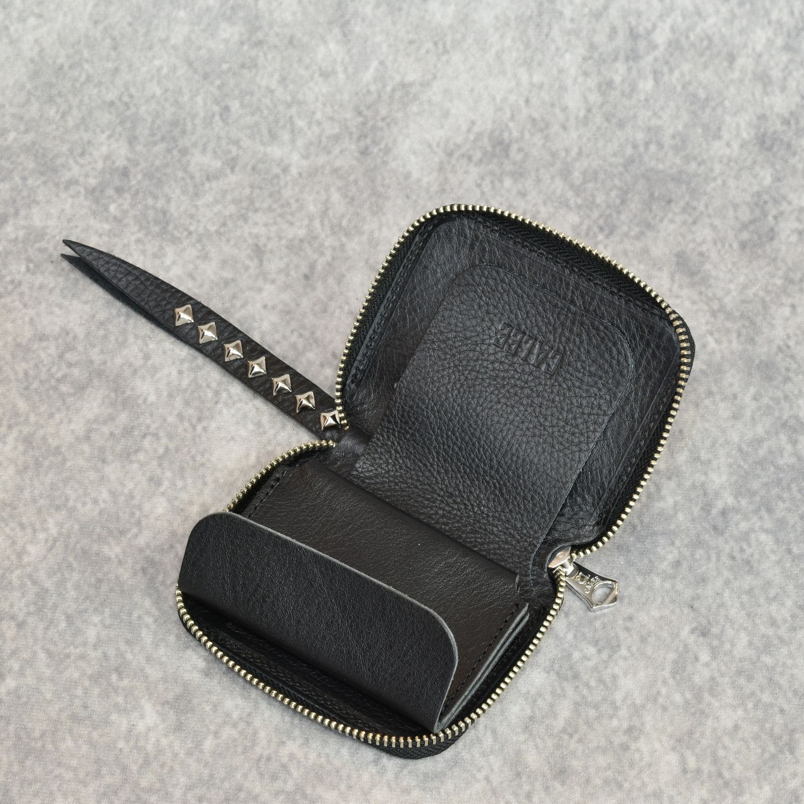 PLANE LEATHER ZIP MULTI WALLET ＜STUDS CHARM＞ (BLACK)｜プレーン レザー ラウンドジップ マルチウォレット 二つ折り財布 ＜スタッズチャーム＞｜CL-25AW019LE