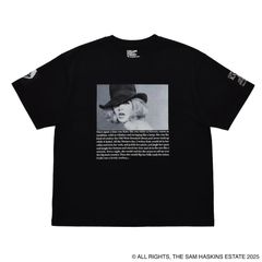 Sam Haskins × Stie-lo “kate” Tee （BLK）｜サム・ハスキンス×スティーロ ケイト プリントTシャツ｜25MND-STL005