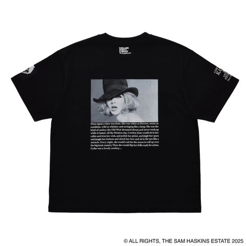 Sam Haskins × Stie-lo “kate” Tee （BLK）｜サム・ハスキンス×スティーロ ケイト プリントTシャツ｜25MND-STL005