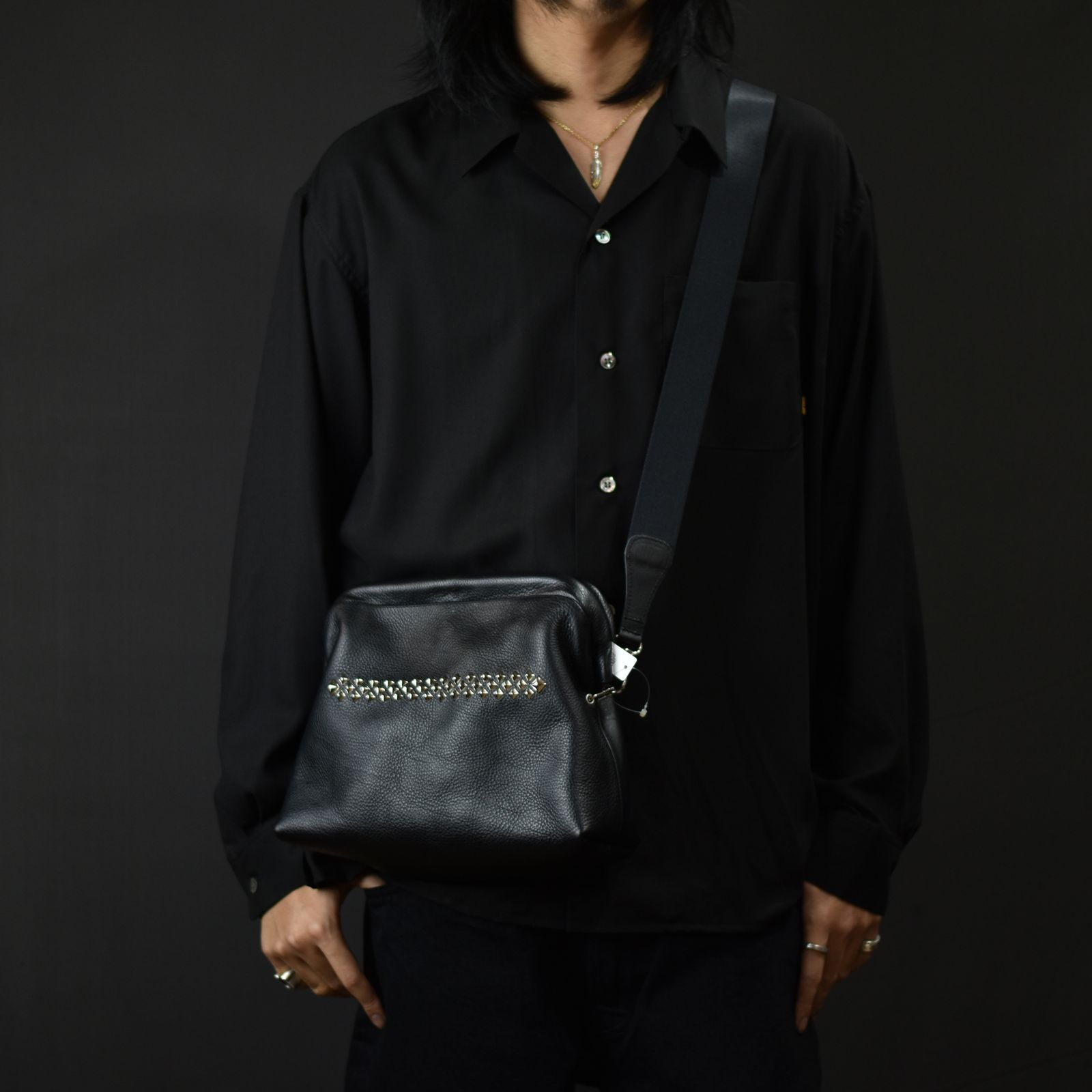 CALEE - STUDS LEATHER SHOULDER BAG (Black) / スタッズ レザー