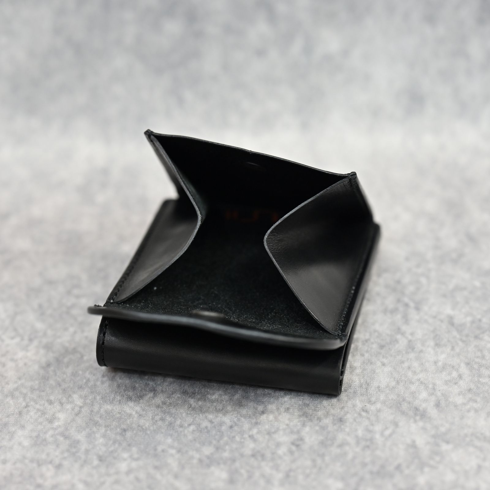 GUIDI CALF WHITE TANNING “Vitello Lucido” WALLET （BLACK）｜カーフ 白鞣し 二つ折り財布｜889-08