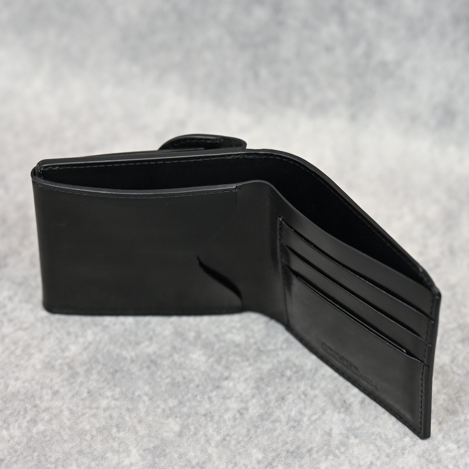 GUIDI CALF WHITE TANNING “Vitello Lucido” WALLET （BLACK）｜カーフ 白鞣し 二つ折り財布｜889-08