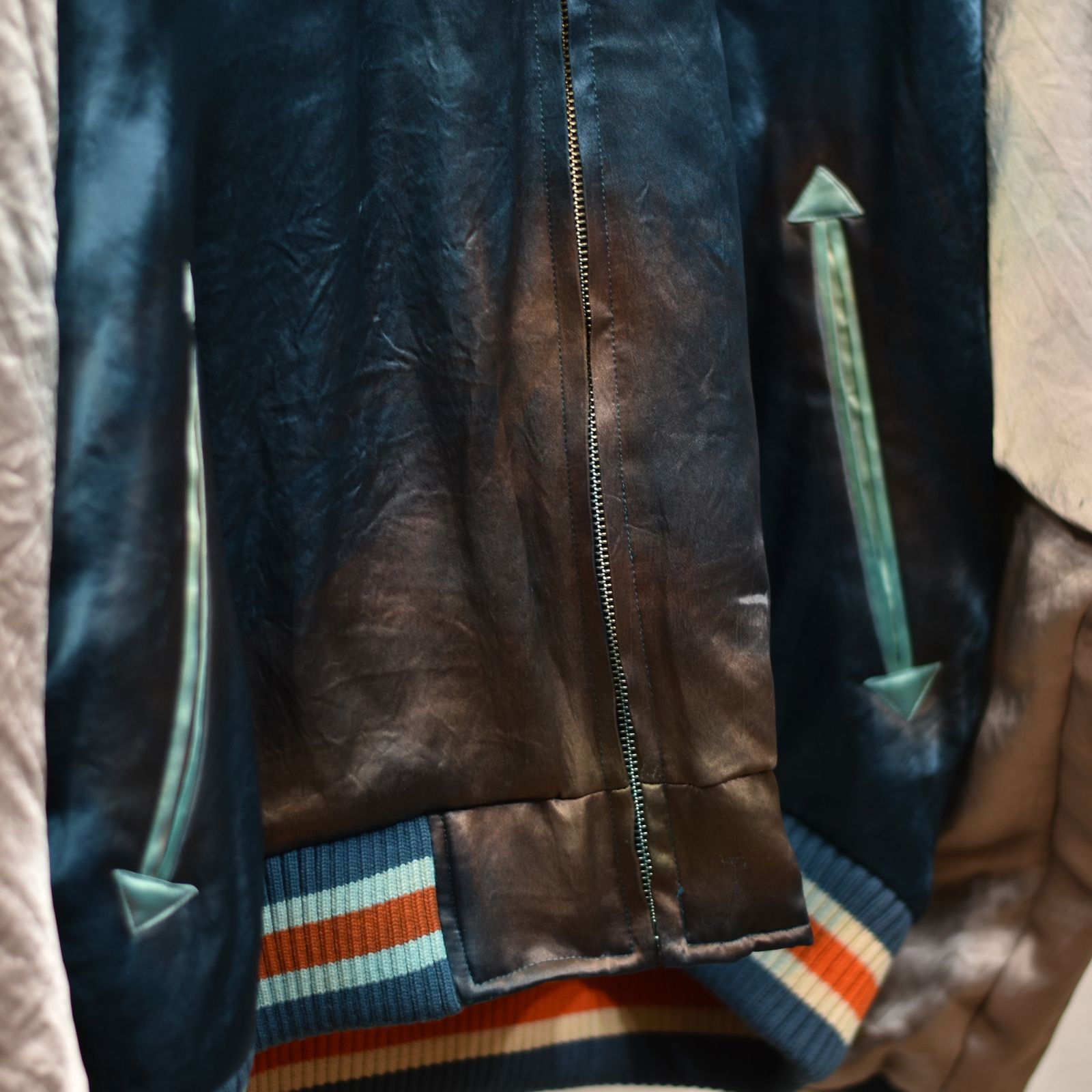 el conductorH - UPSIDEDOWN TIGER EMBROIDERED AGED SOURVENIR