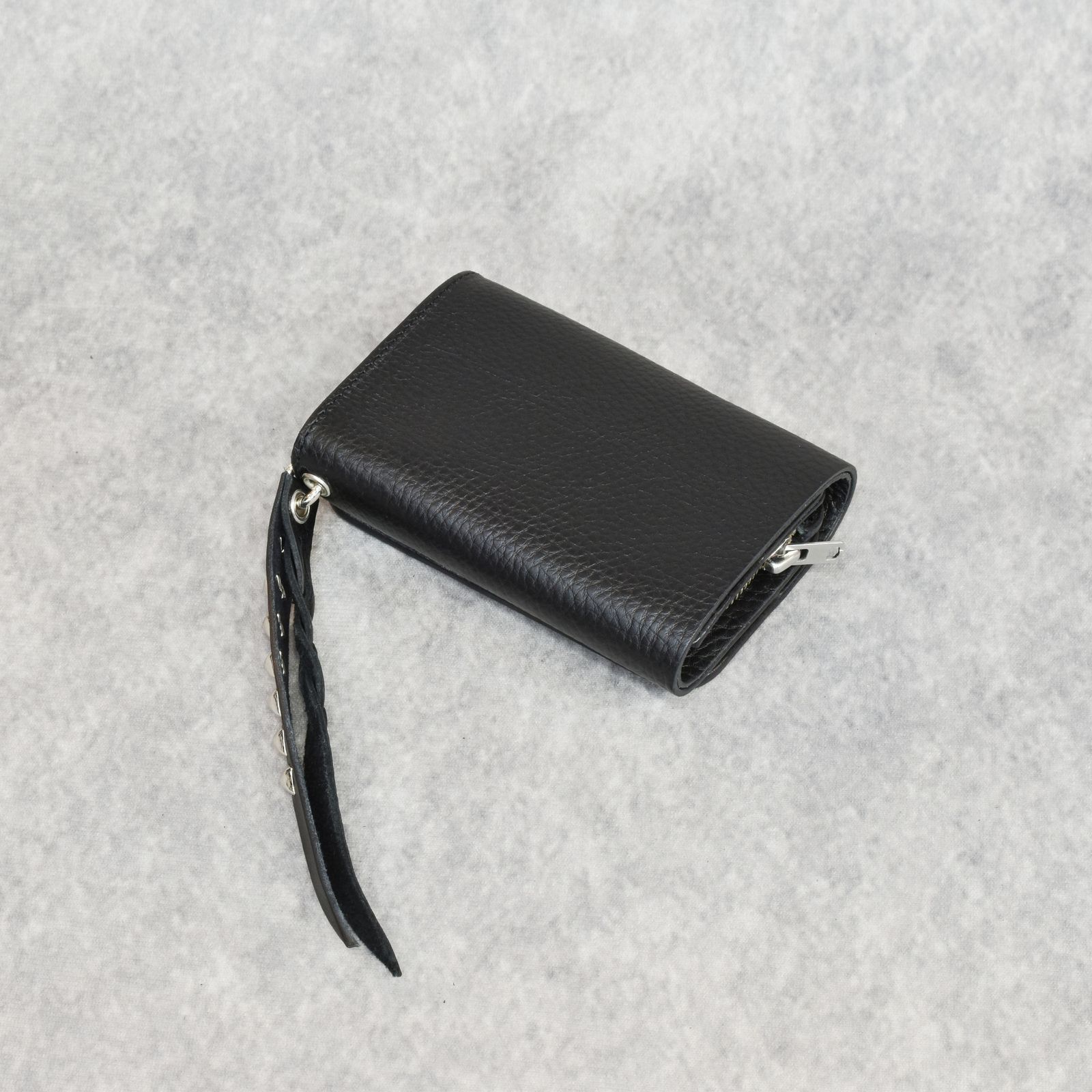 PLANE LEATHER FLAP HALF WALLET ＜STUDS CHARM＞ (BLACK)｜プレーン レザー フラップ ハーフウォレット 3つ折り財布 ＜スタッズチャーム＞｜CL-25AW017LE