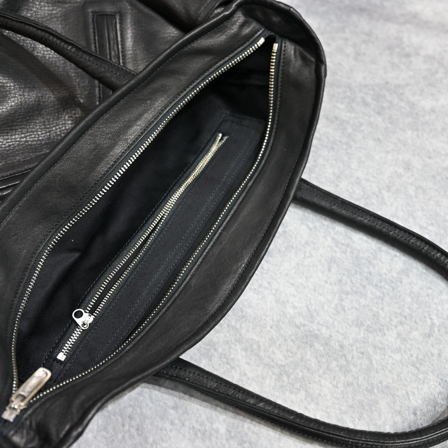 PC RIDERS LEATHER TOTE BAG M W/SILVER ZIPPER （BLACK）｜トートバッグ （ブラック）｜BFA-P-017-3697