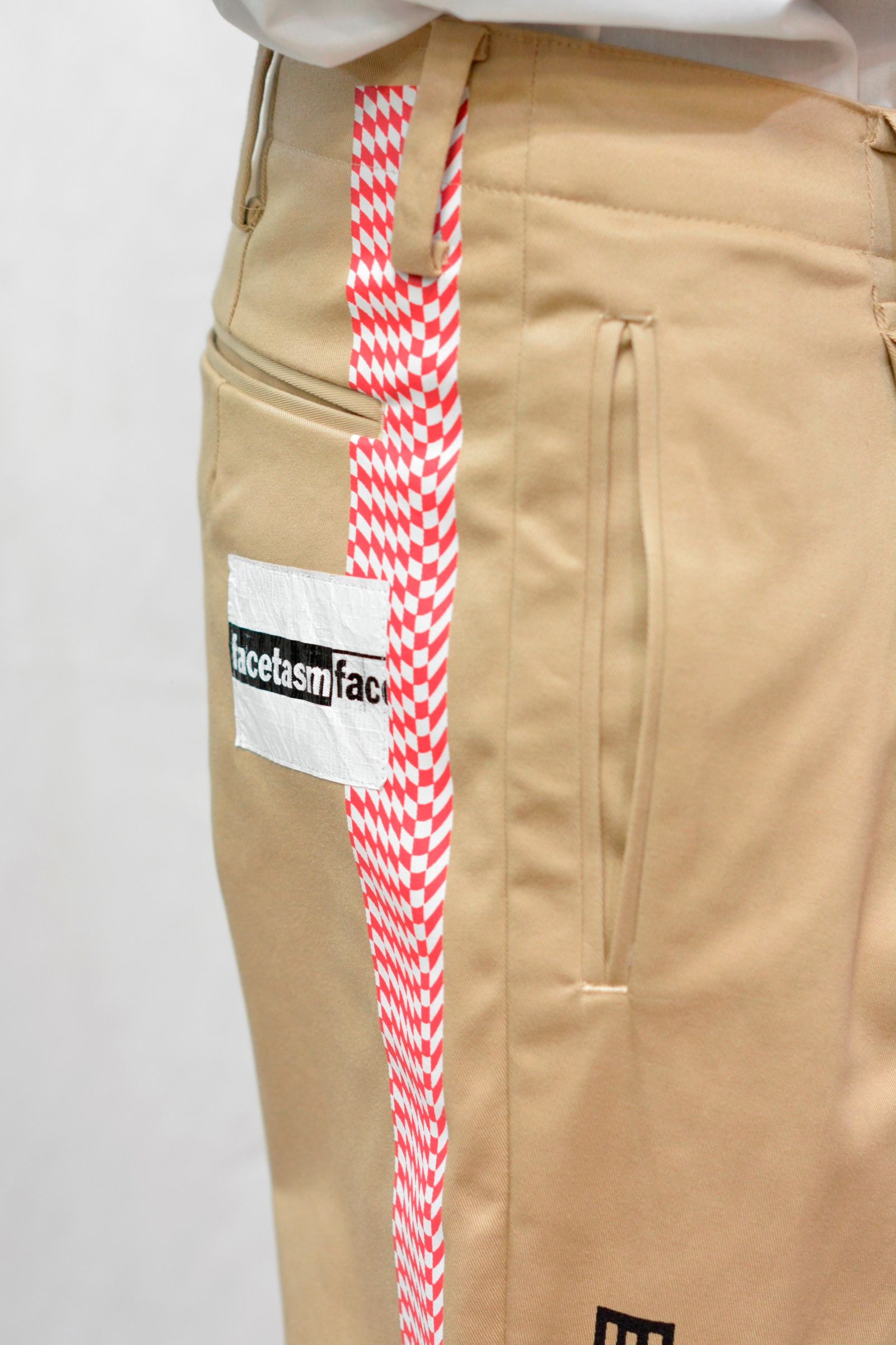 ”BARCODE PRINT CHINO PANTS