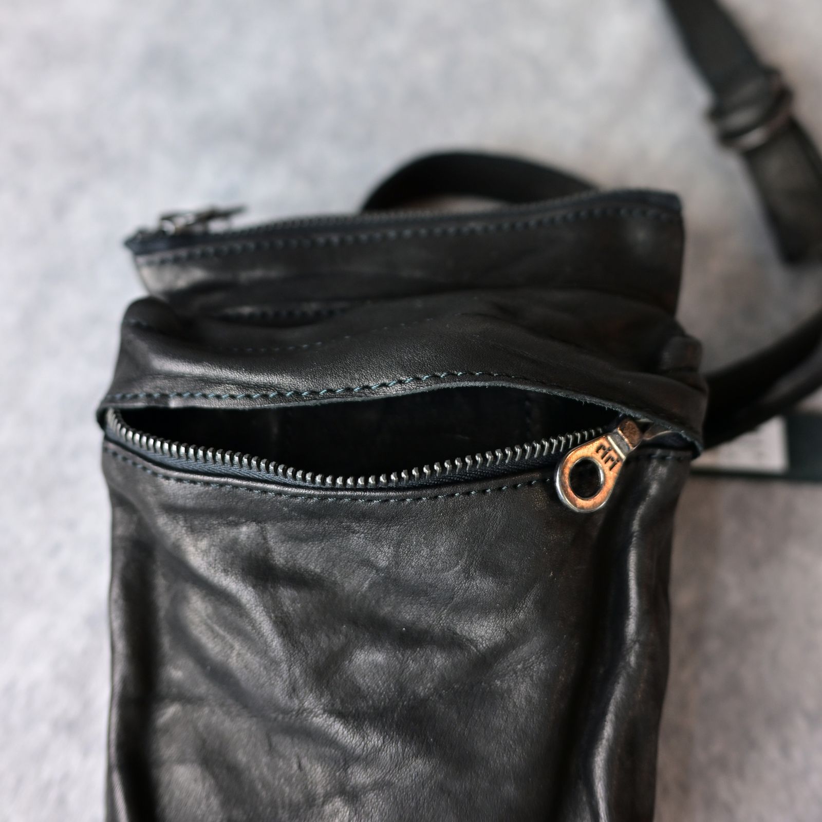 ジャパンダブルショルダー フルタンニン製品染め サコッシュ (BLACK / ブラック) 92-34