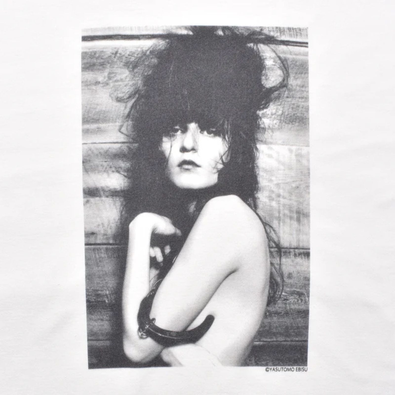 Stie-lo × Irina.L "Sideways figure" T-SH （WHITE） / プリントTシャツ （ホワイト） 25MND-STL007