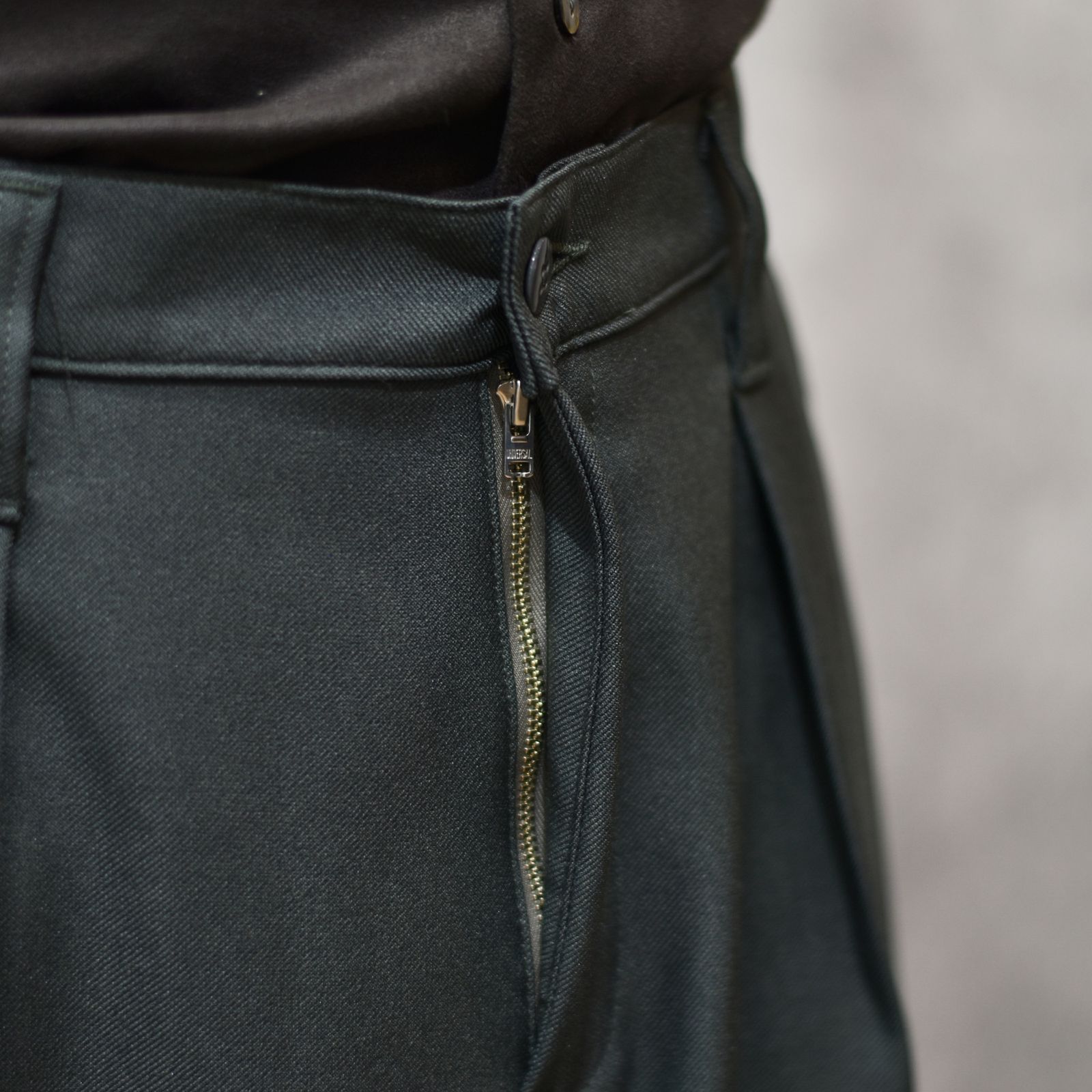 ST-P TUCK SLACKS (CHARCOAL)｜スタプレ タック スラックス｜CL-26SS008