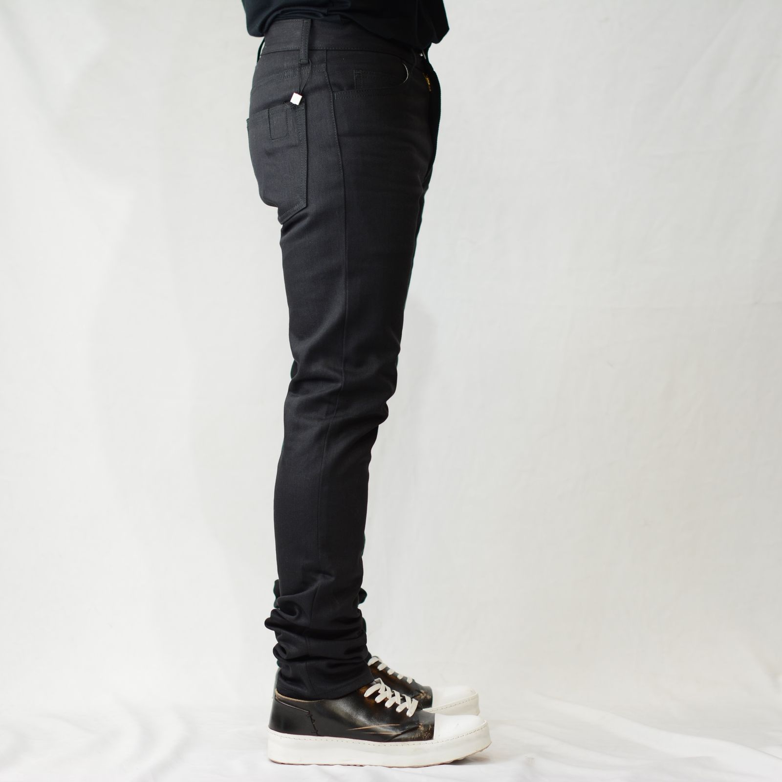 STRAIGHT DENIM”
