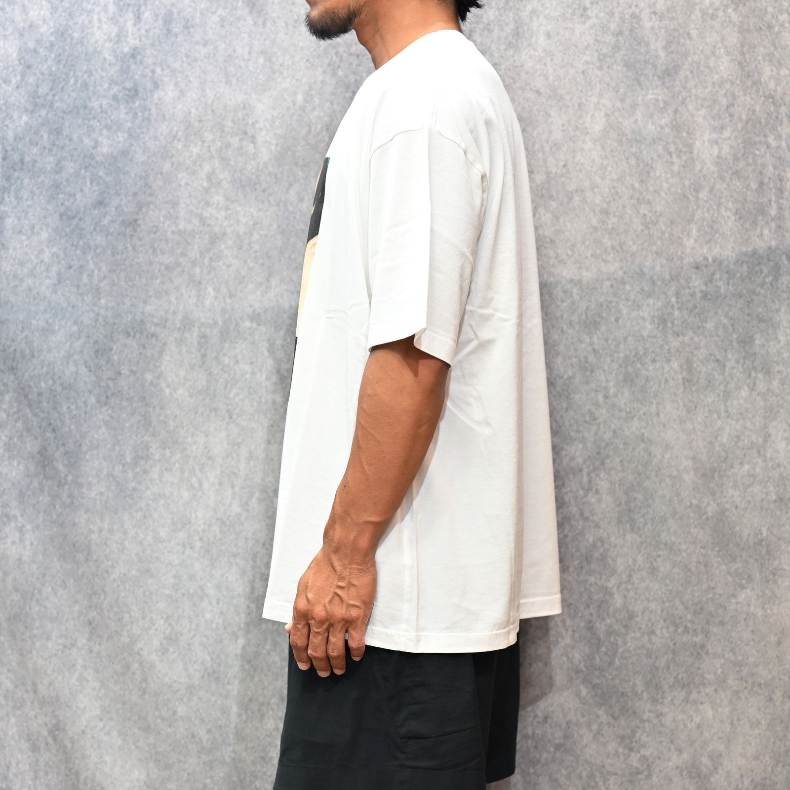 Jonathan Leder × Stie-lo "ALLIE" Crewneck T-SH （WHITE） / プリントTシャツ （ホワイト） 25MND-STL003