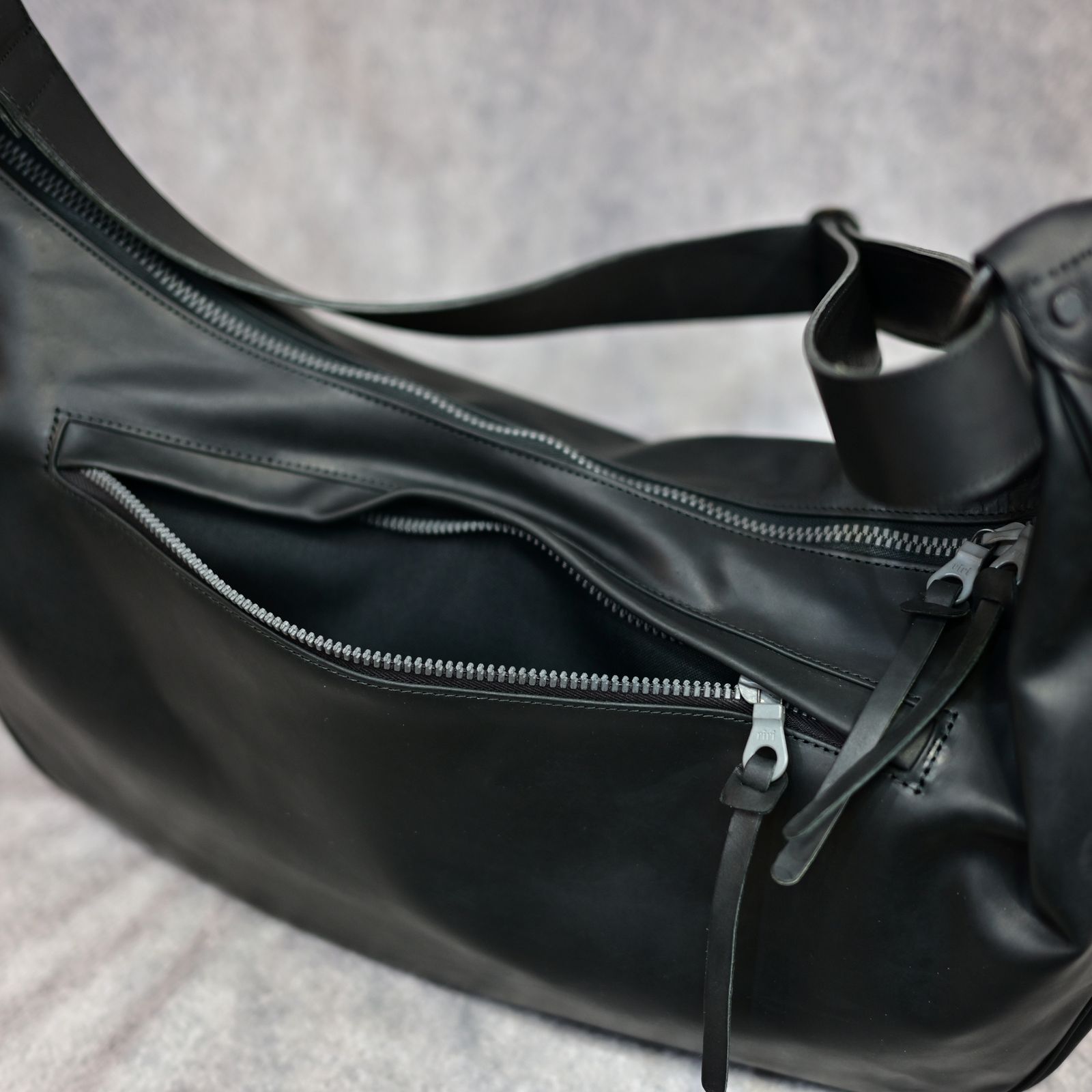 GUIDI オイルカーフ バナナバッグ ラージ （BLACK / ブラック） / 143-11