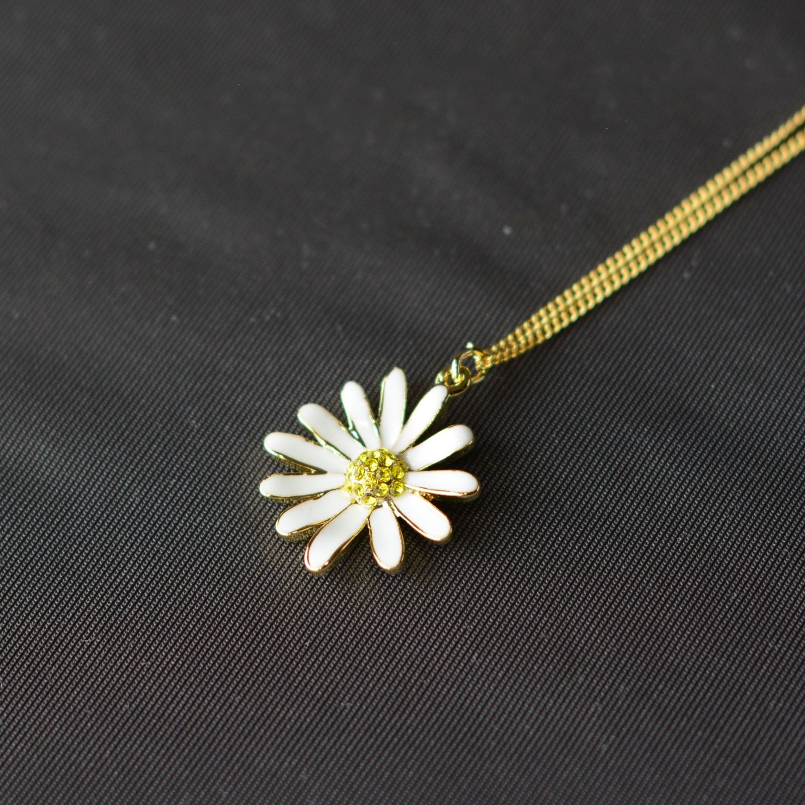【VINTAGE HOLLYWOOD】Flutter Daisy Necklace VH2478NE071M Vintage Hollywood] Flutter Daisy Necklace (2 colors
