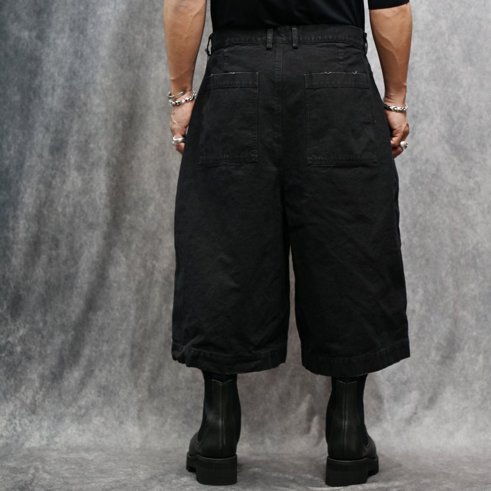 WIDE SHORT CHINO PANTS (BLACK / ブラック) ショート チノパンツ｜2601019