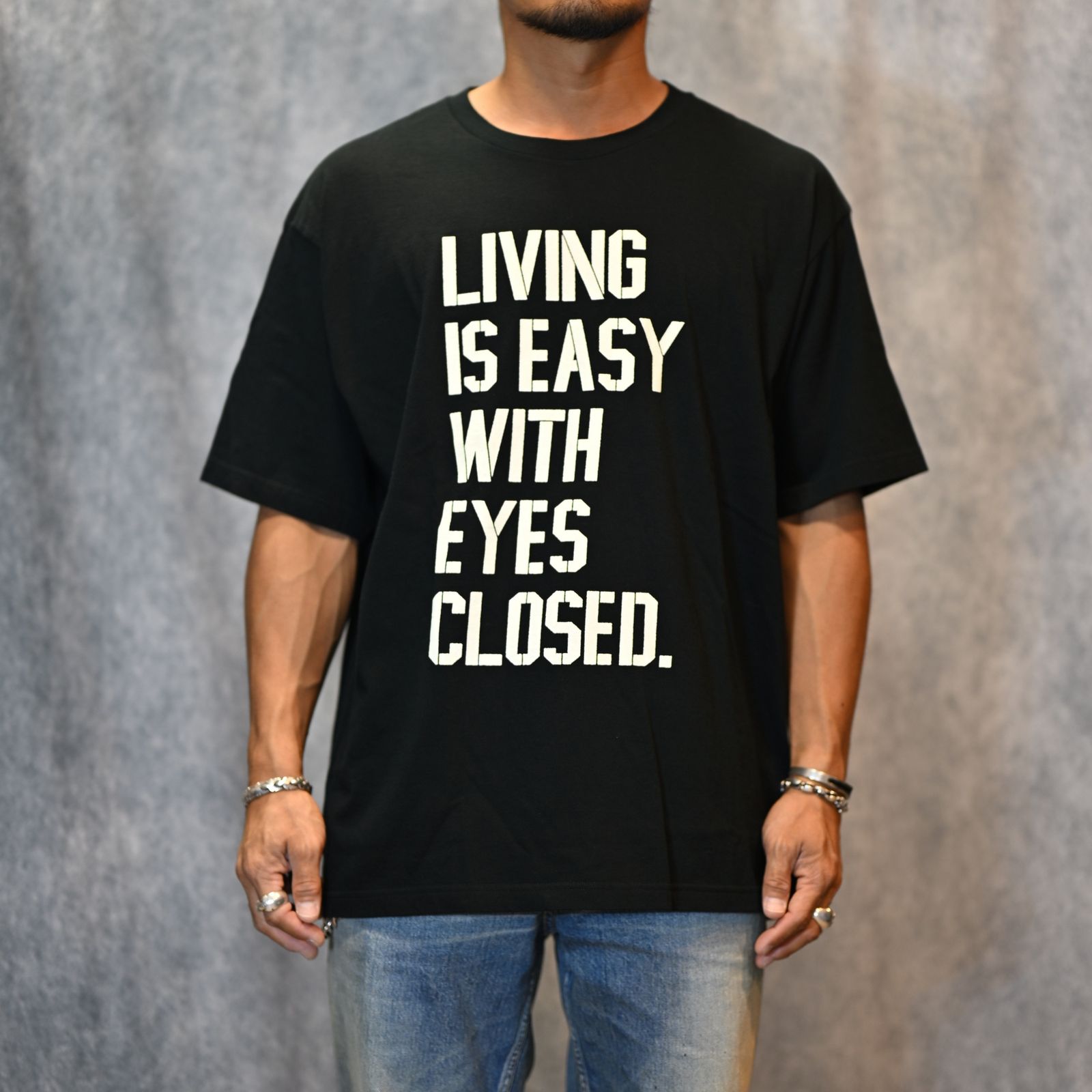 LIVING IS EASY WITH EYES CLOSED T-SH （BLACK） / プリントTシャツ （ブラック） 2505-4005