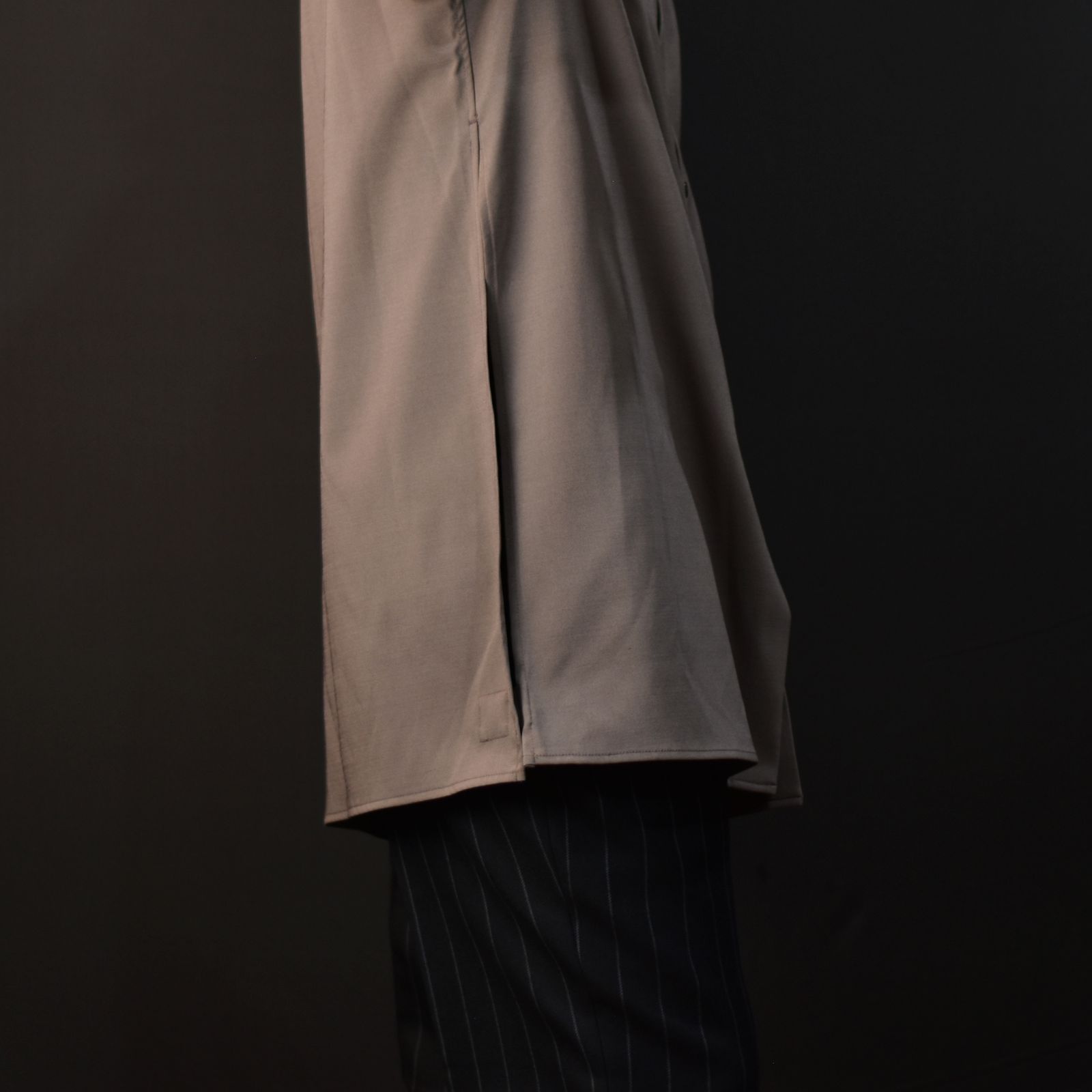 stand neck crevice shirt (AZUKI) / スタンドネック サイドスリット シャツ
