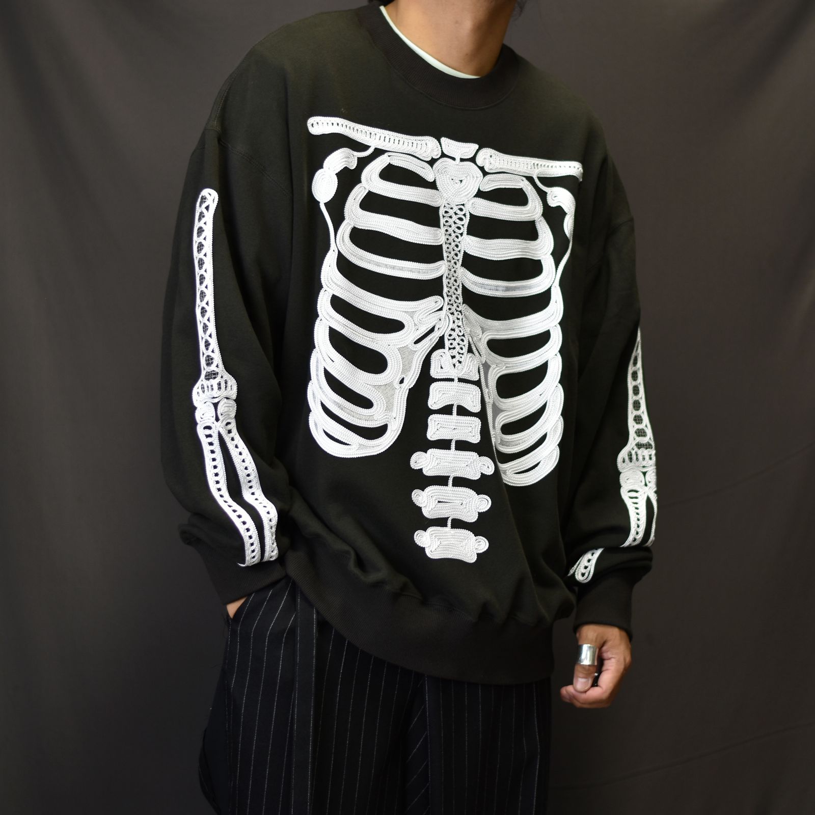 el conductorH - CORD EMBROIDERED CREW NECK SWEATER 'BONES (BK