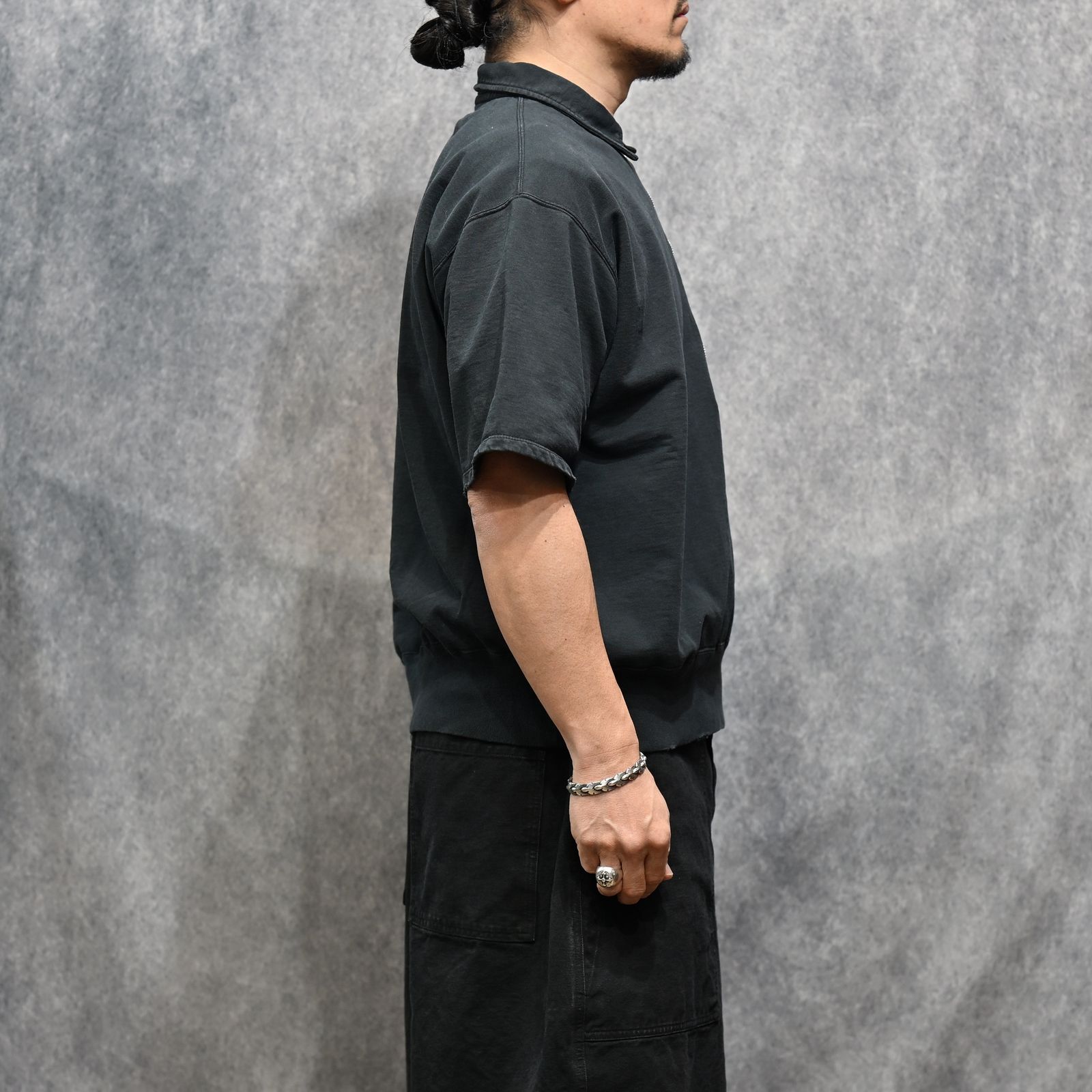 FRONT HALF ZIP SWEAT SHIRTS (BLACK / ブラック)  ハーフジップ スウェット ポロシャツ｜2601007