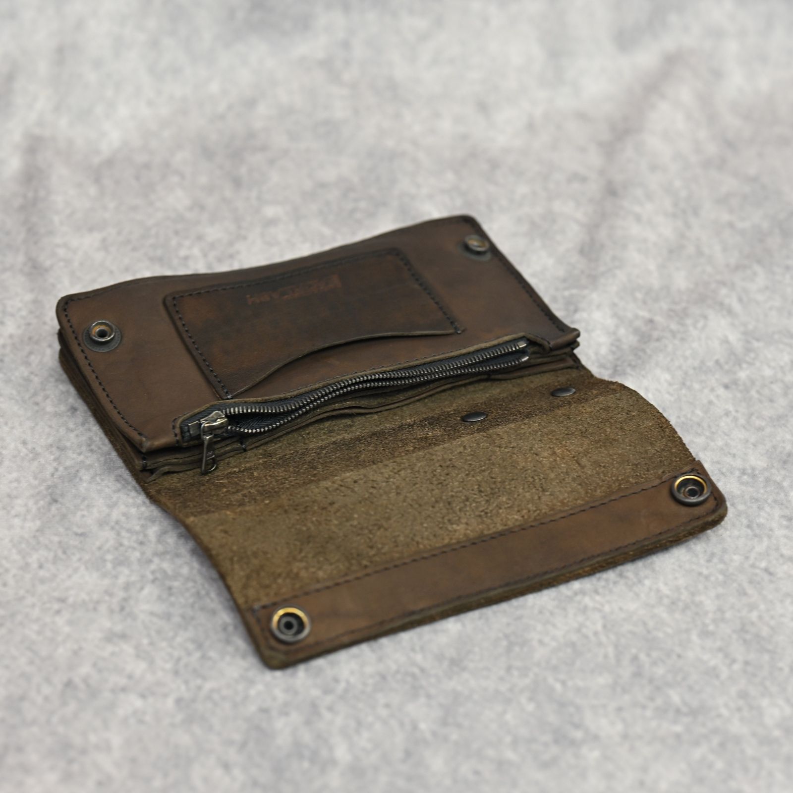 ジャパンショルダー製品染め ラージトラッカーウォレット （KHAKI）｜318-38