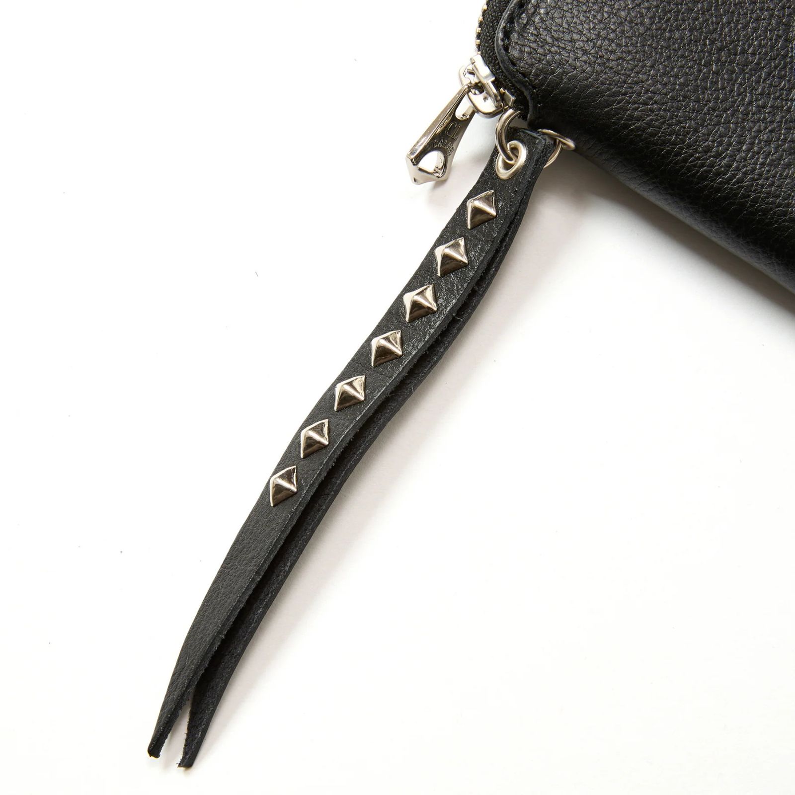 PLANE LEATHER ZIP MULTI WALLET ＜STUDS CHARM＞ (BLACK)｜プレーン レザー ラウンドジップ マルチウォレット 二つ折り財布 ＜スタッズチャーム＞｜CL-25AW019LE