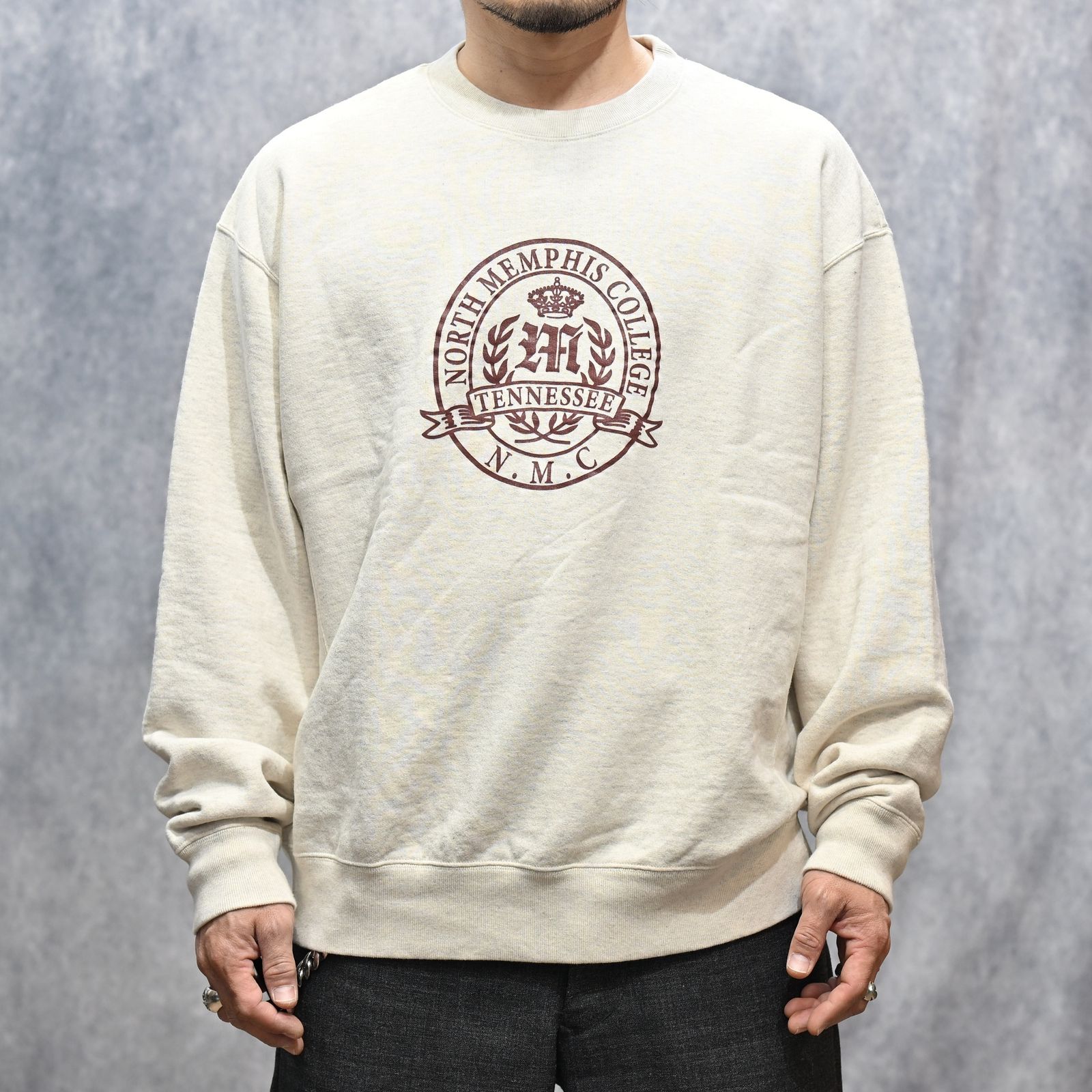 North Memphis College Emblem L/S Crewneck Pullover （OWH）｜プルオーバー スウェット （オフホワイト）｜2603-4002