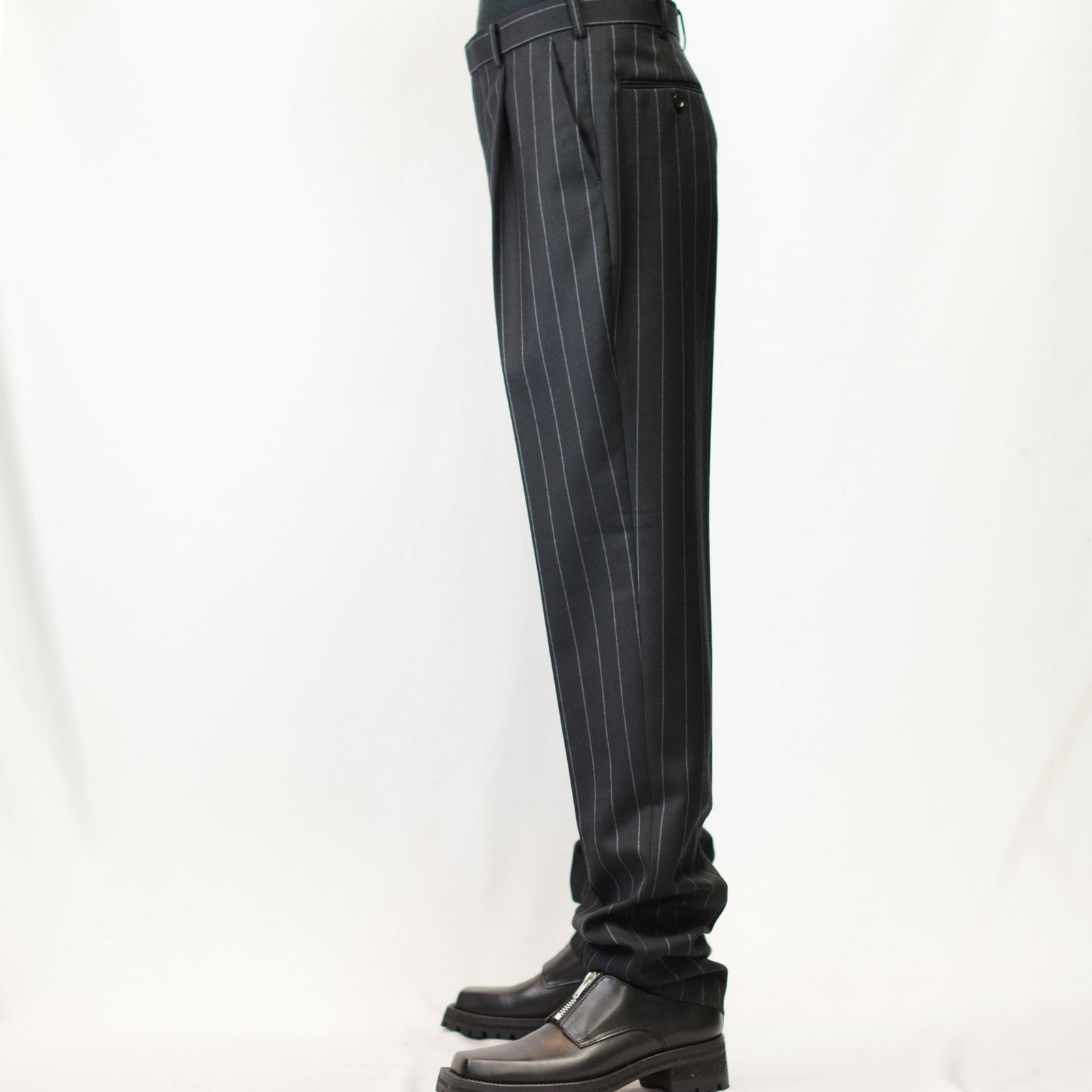 JOHNLAWRENCESULLIVAN - Wool stripe pleated trousers （BLACK