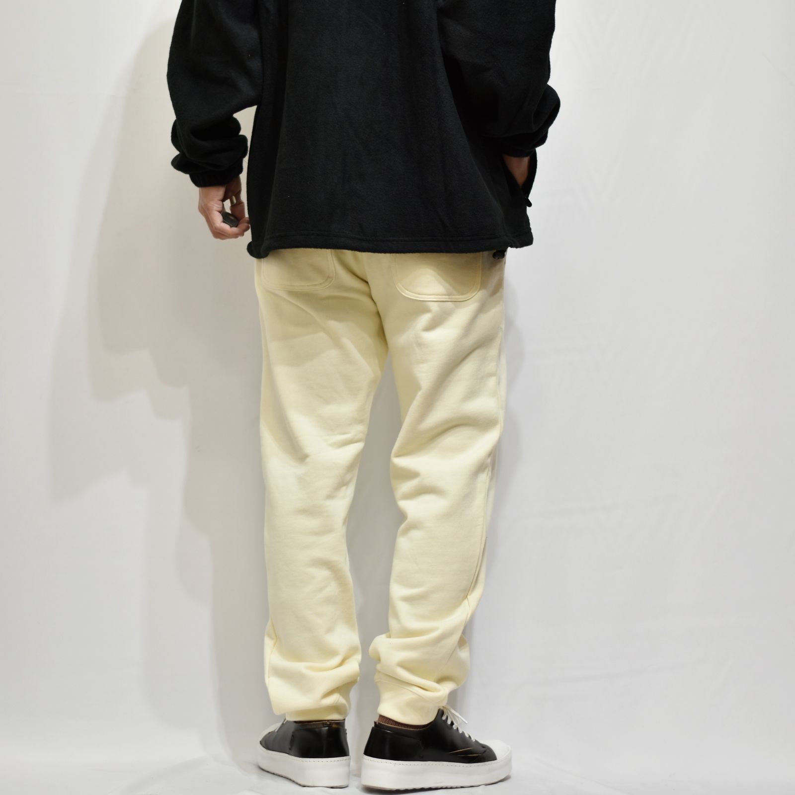 CUTRATE LOGO OMW SWEAT PANTS (IVORY)