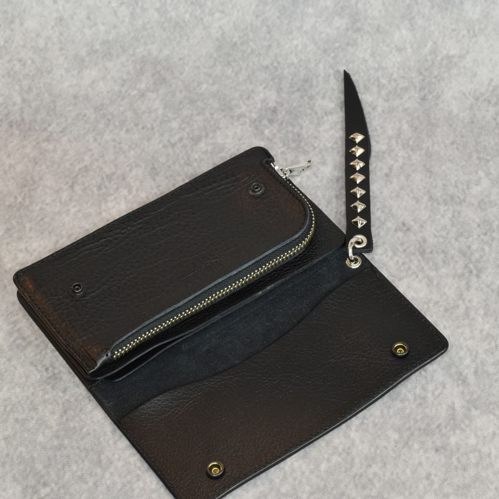 PLANE LEATHER LONG WALLET ＜STUDS CHARM＞ (BLACK)｜プレーン レザー ロングウォレット 長財布 ＜スタッズチャーム＞｜CL-25AW018LE