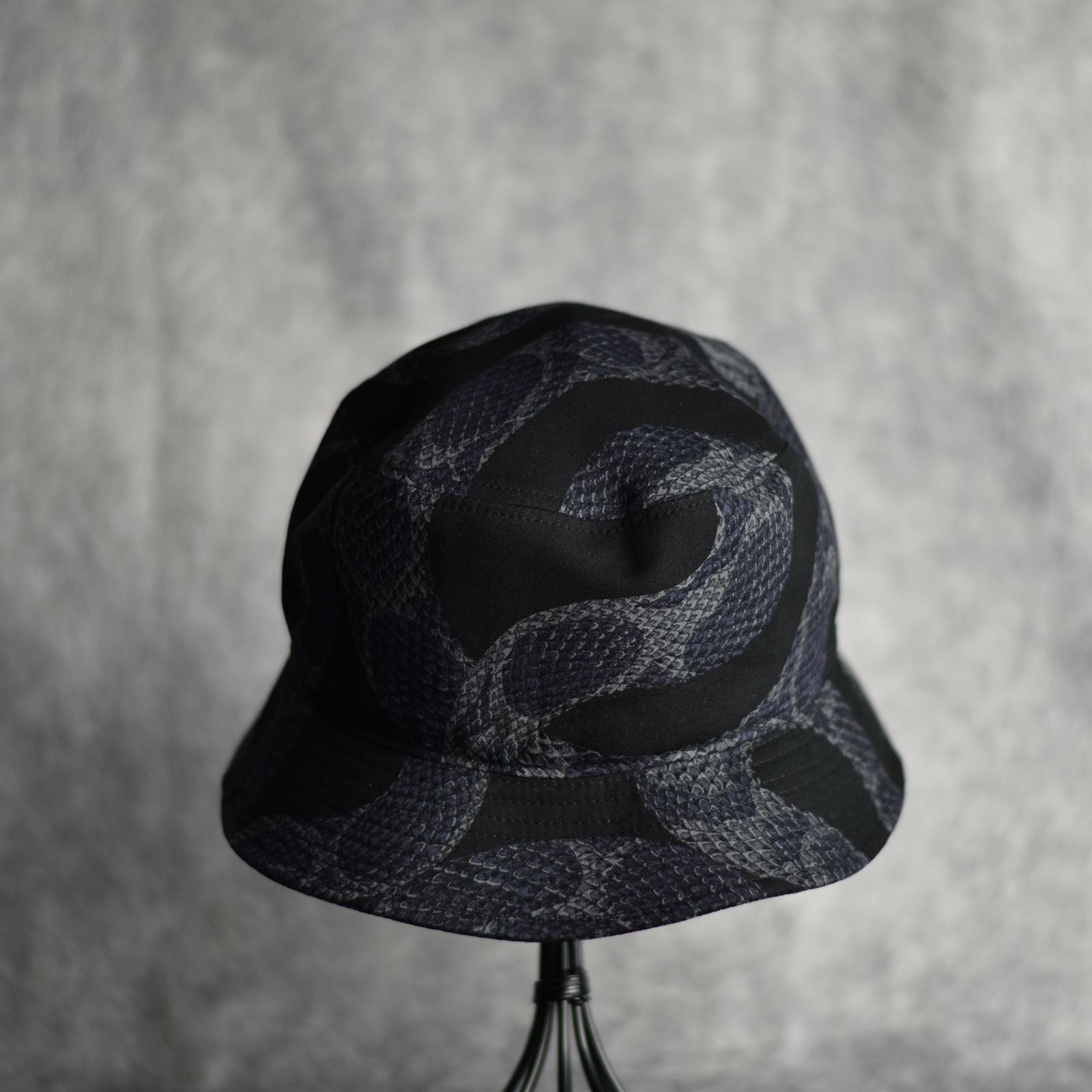 R/P ALLOVER SNAKE PATTERN BUCKET HAT ＜LIMITED＞ (BLACK) / スネーク柄 バケットハット