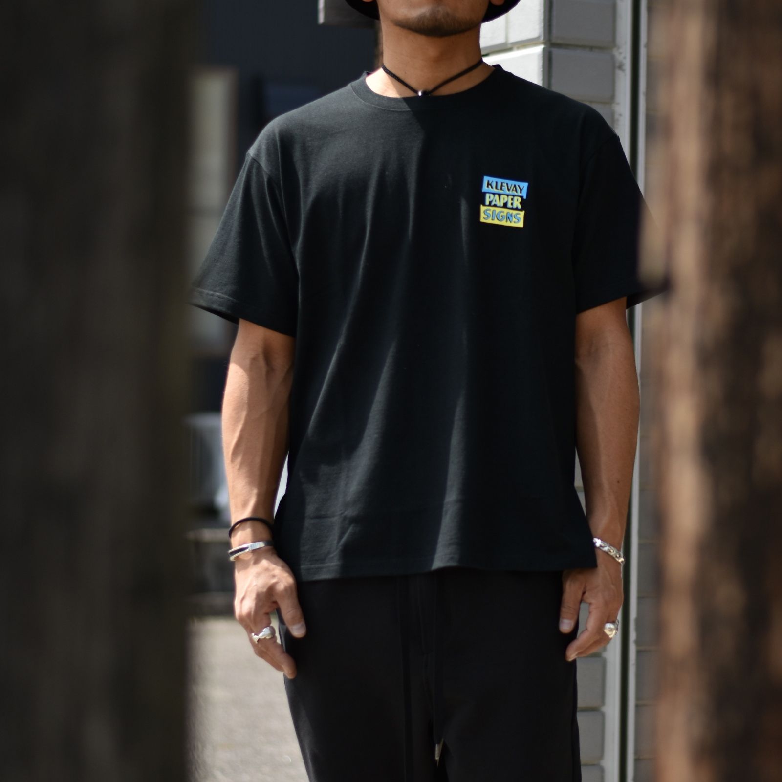 × Klevay Paper Signs アートTシャツ