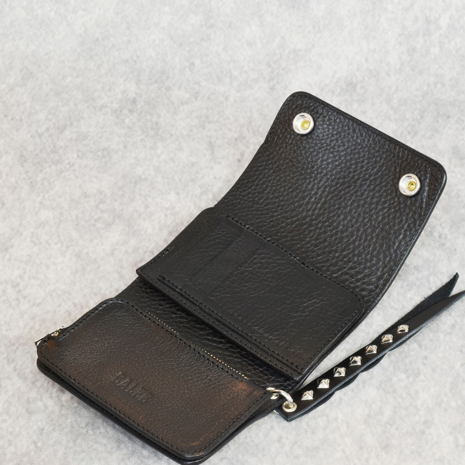 PLANE LEATHER FLAP HALF WALLET ＜STUDS CHARM＞ (BLACK)｜プレーン レザー フラップ ハーフウォレット 3つ折り財布 ＜スタッズチャーム＞｜CL-25AW017LE