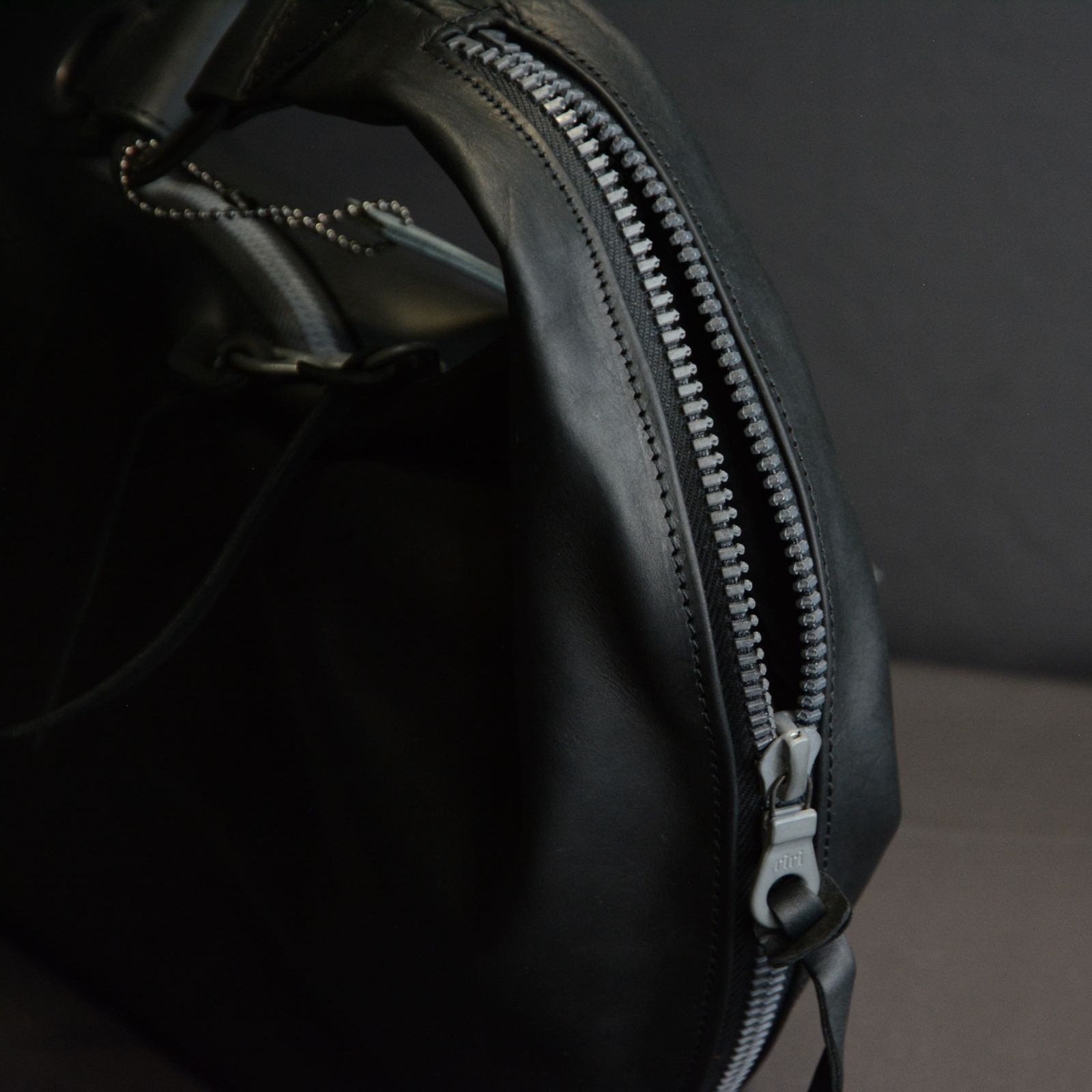 GUIDI オイルカーフ ショルダーバッグ （ブラック）
